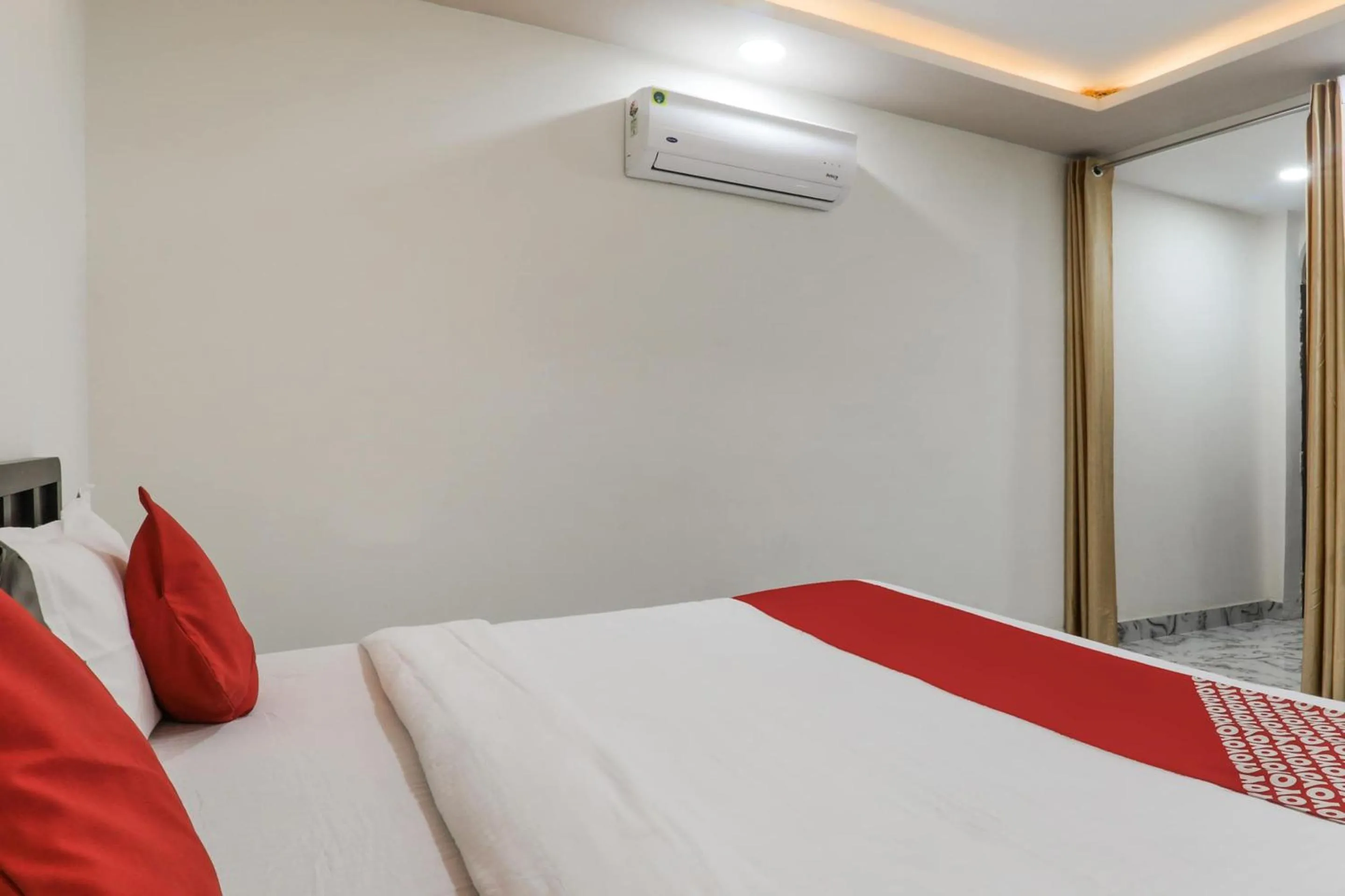 Bedroom, Bed in Super Hotel O Aastha Near Chaudhary Charan Singh International Airport