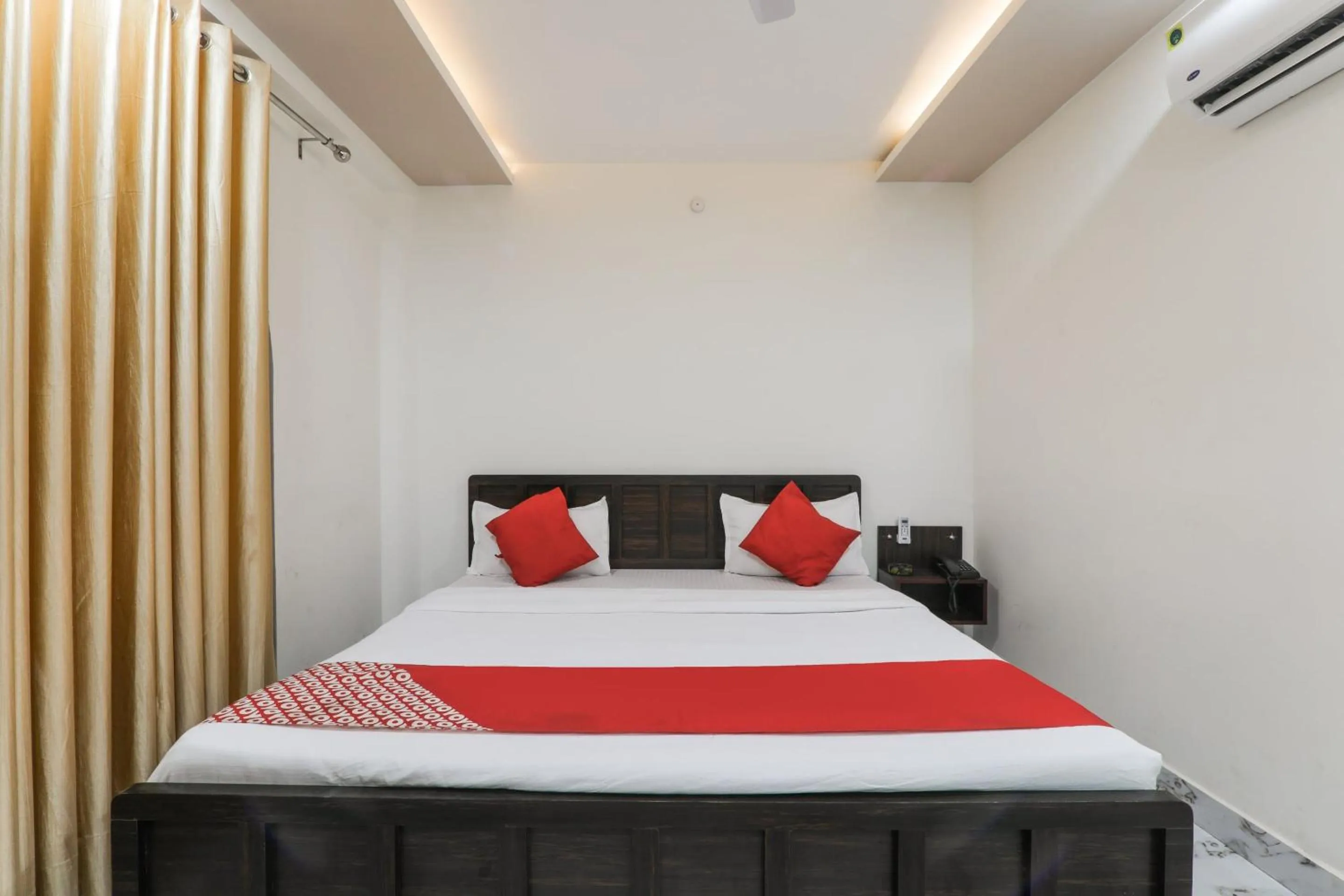 Bedroom, Bed in Super Hotel O Aastha Near Chaudhary Charan Singh International Airport
