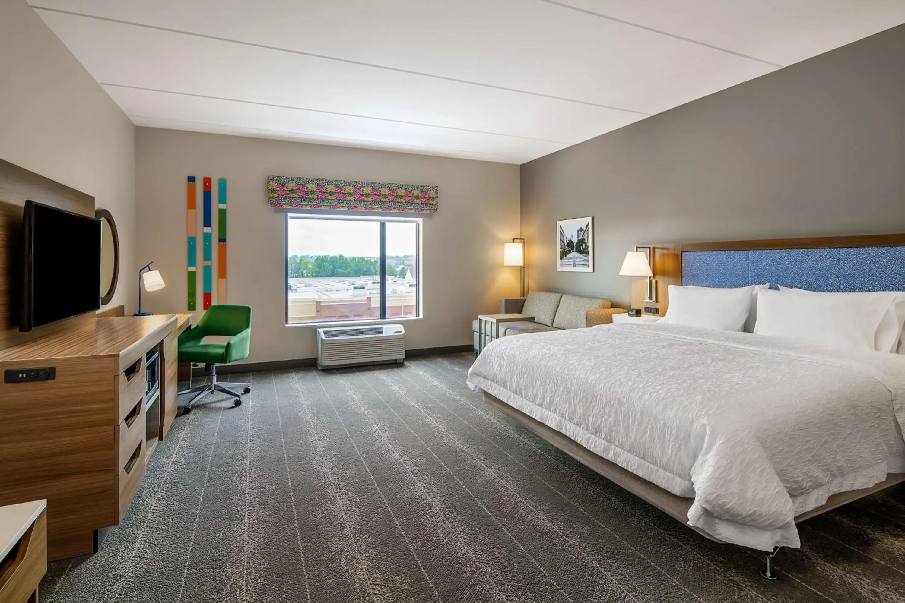 Bedroom, Bed in Hampton Inn & Suites Raleigh Midtown, NC Bedroom, Bed in Hampton Inn & Suites Raleigh Midtown, NC