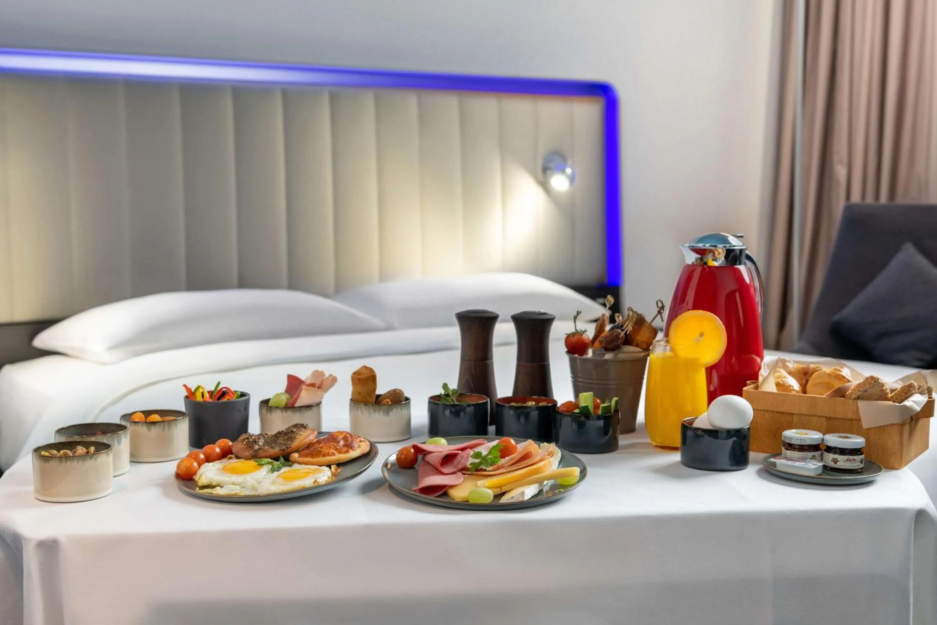 Restaurant/places to eat, Bed in Park Inn by Radisson, Riyadh