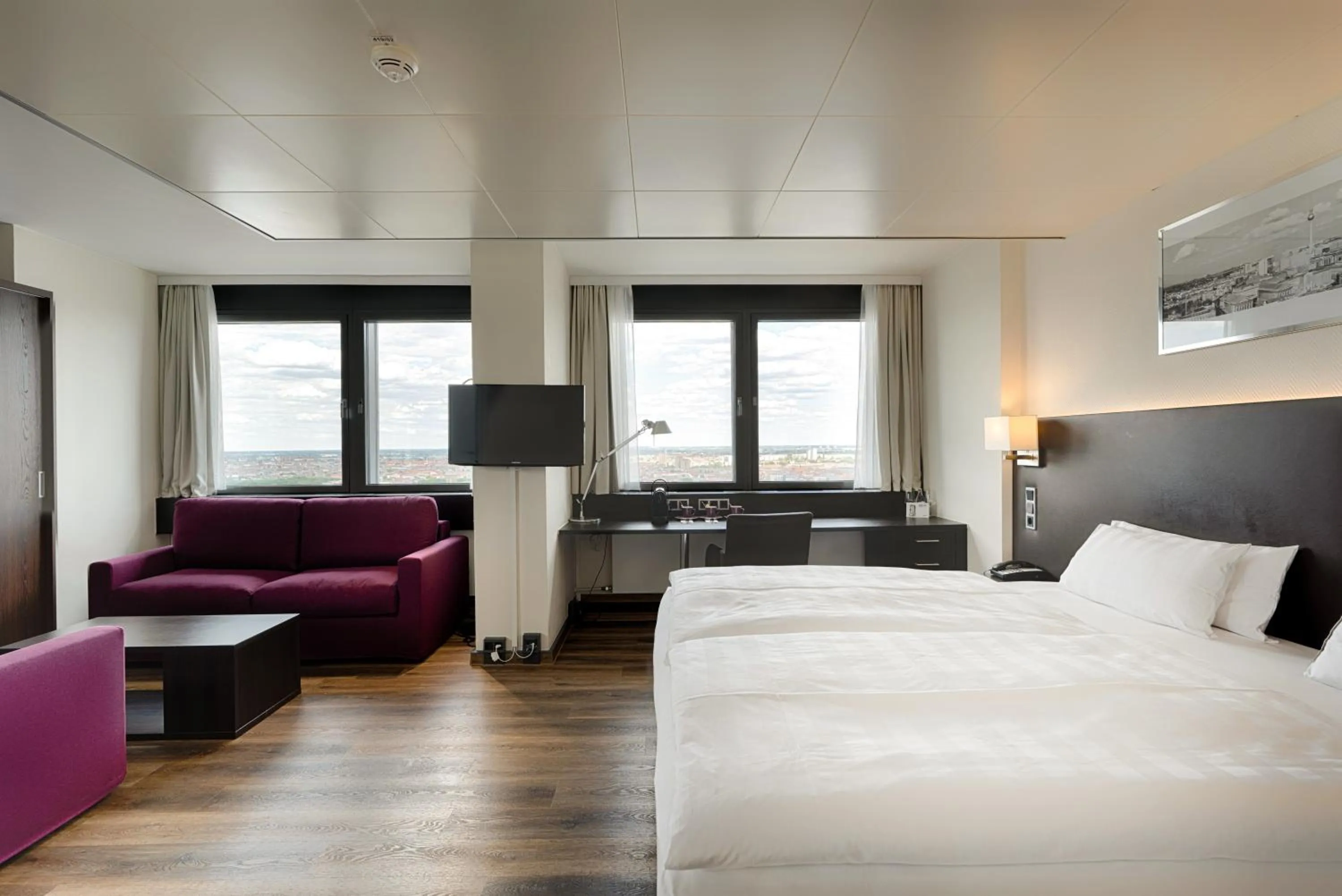 Living room, Bed in Park Inn by Radisson Berlin Alexanderplatz