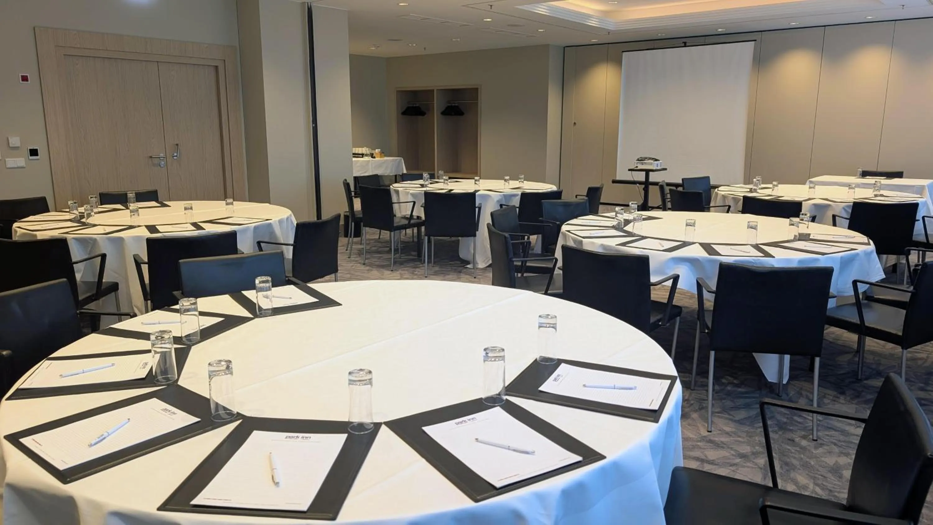 Lounge or bar in Park Inn by Radisson Berlin Alexanderplatz