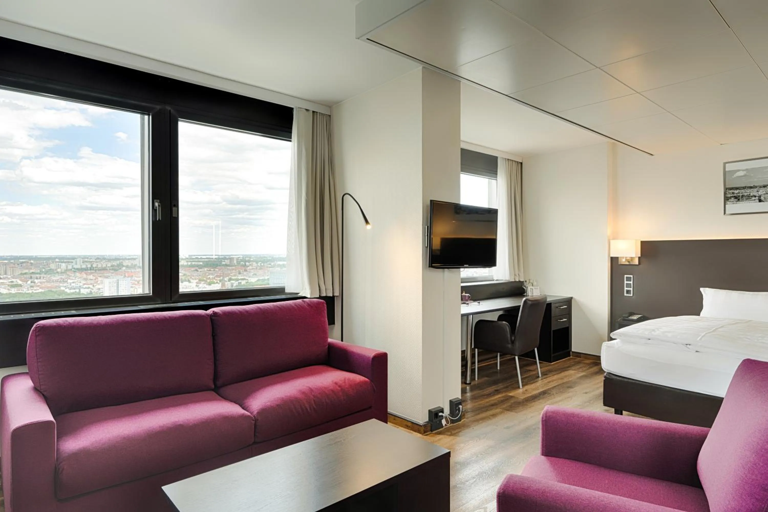 Living room, Bed in Park Inn by Radisson Berlin Alexanderplatz