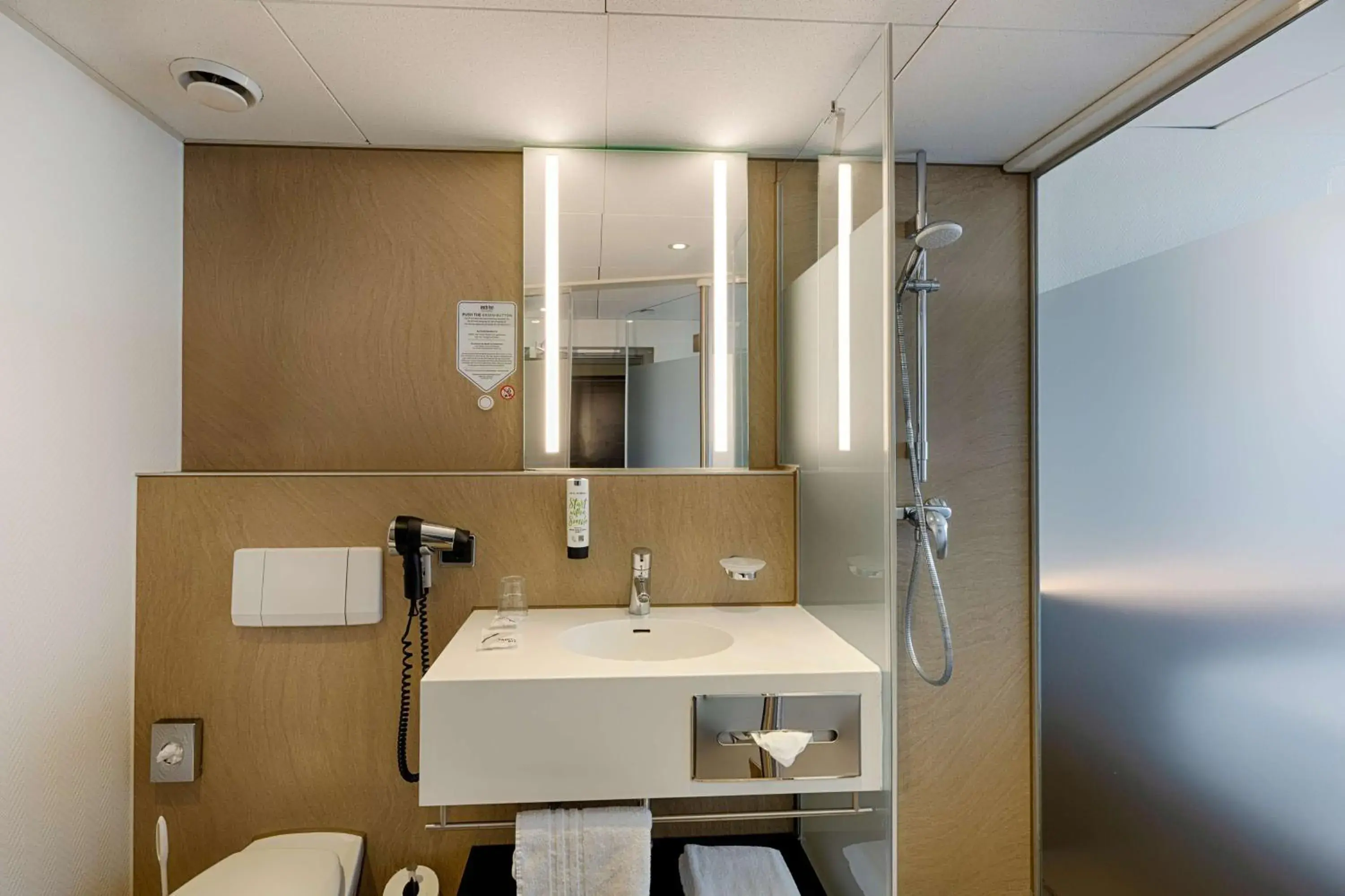 Bathroom in Park Inn by Radisson Berlin Alexanderplatz Bathroom in Park Inn by Radisson Berlin Alexanderplatz