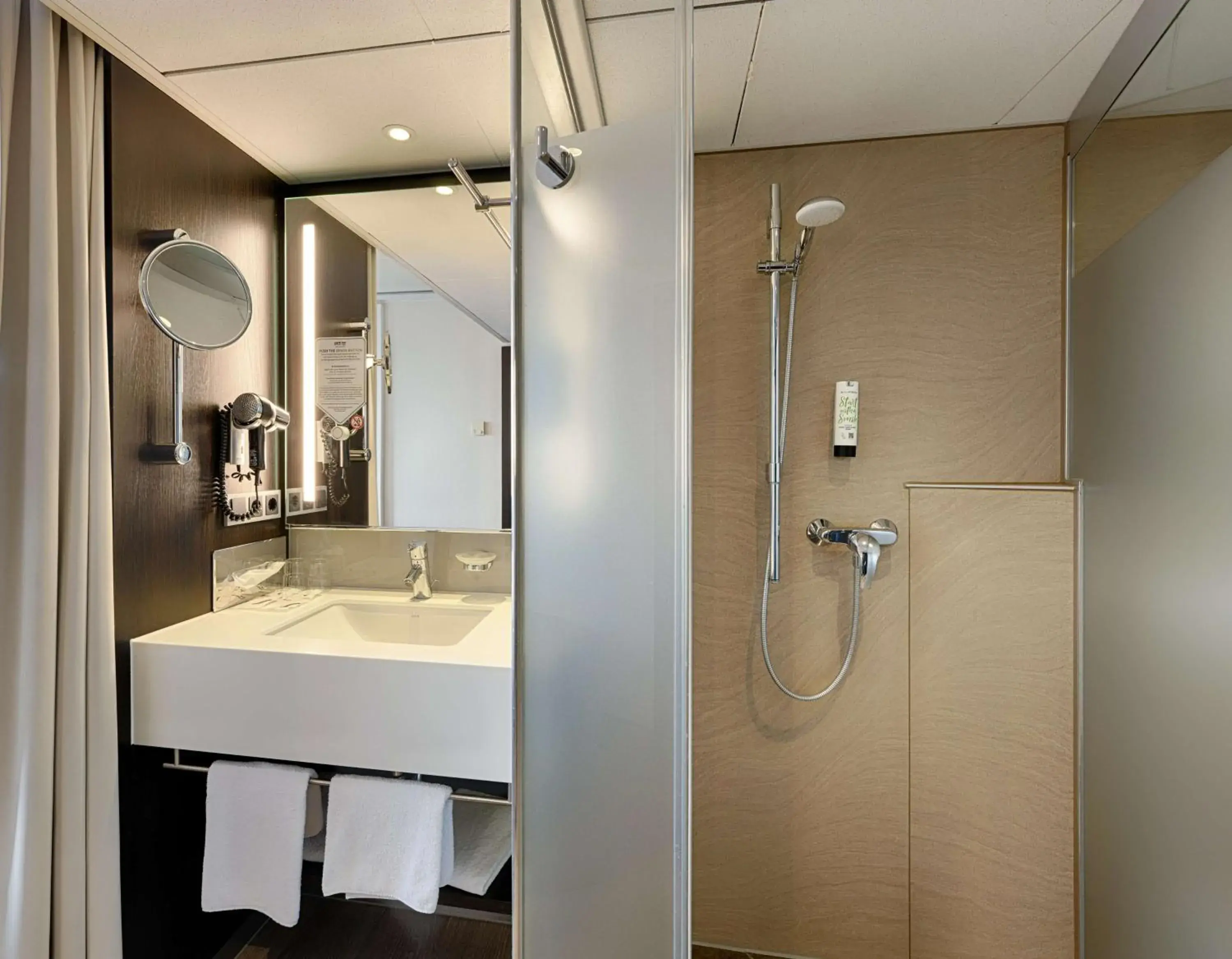 Bathroom in Park Inn by Radisson Berlin Alexanderplatz Bathroom in Park Inn by Radisson Berlin Alexanderplatz