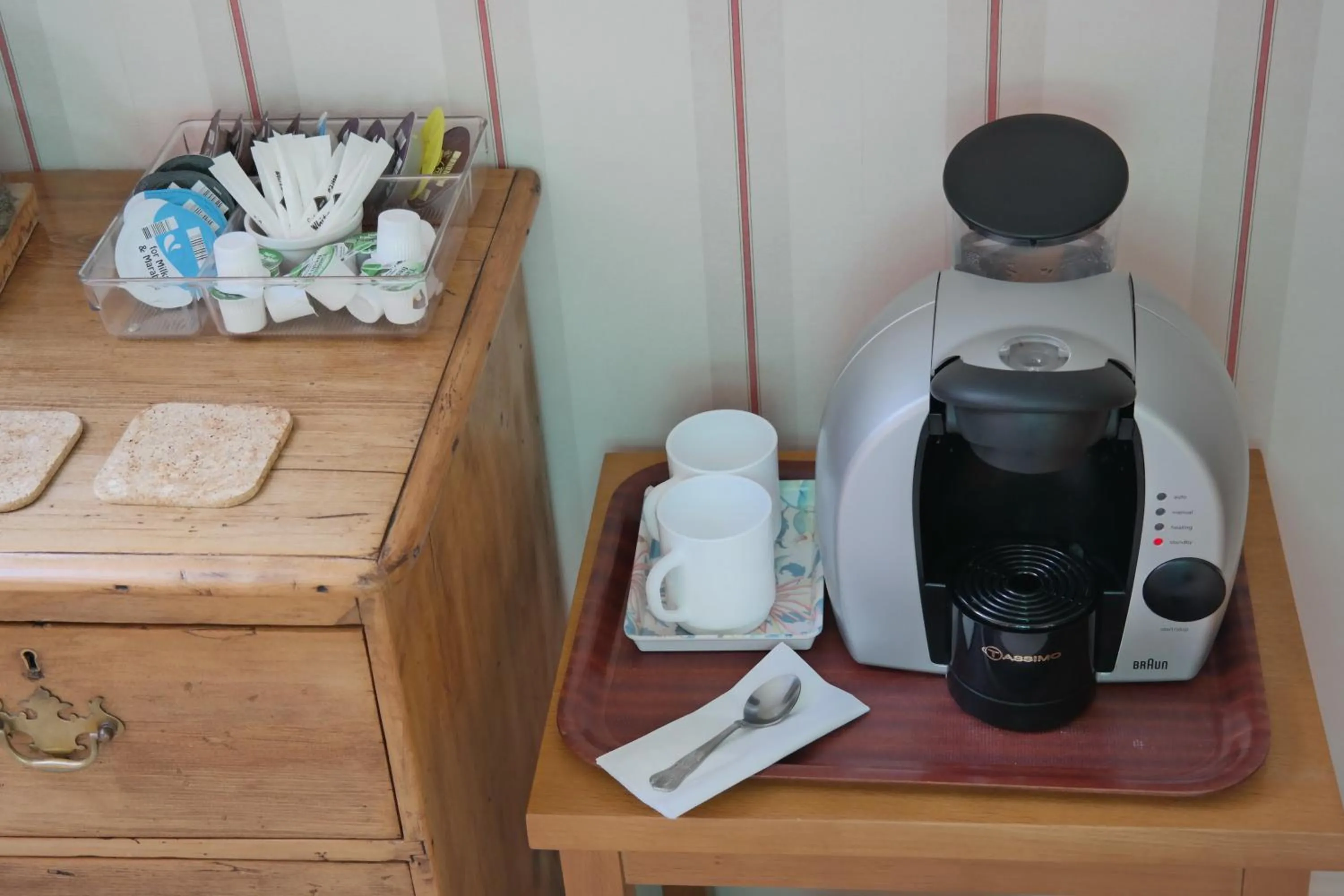 Coffee/tea facilities in Weston Cottage