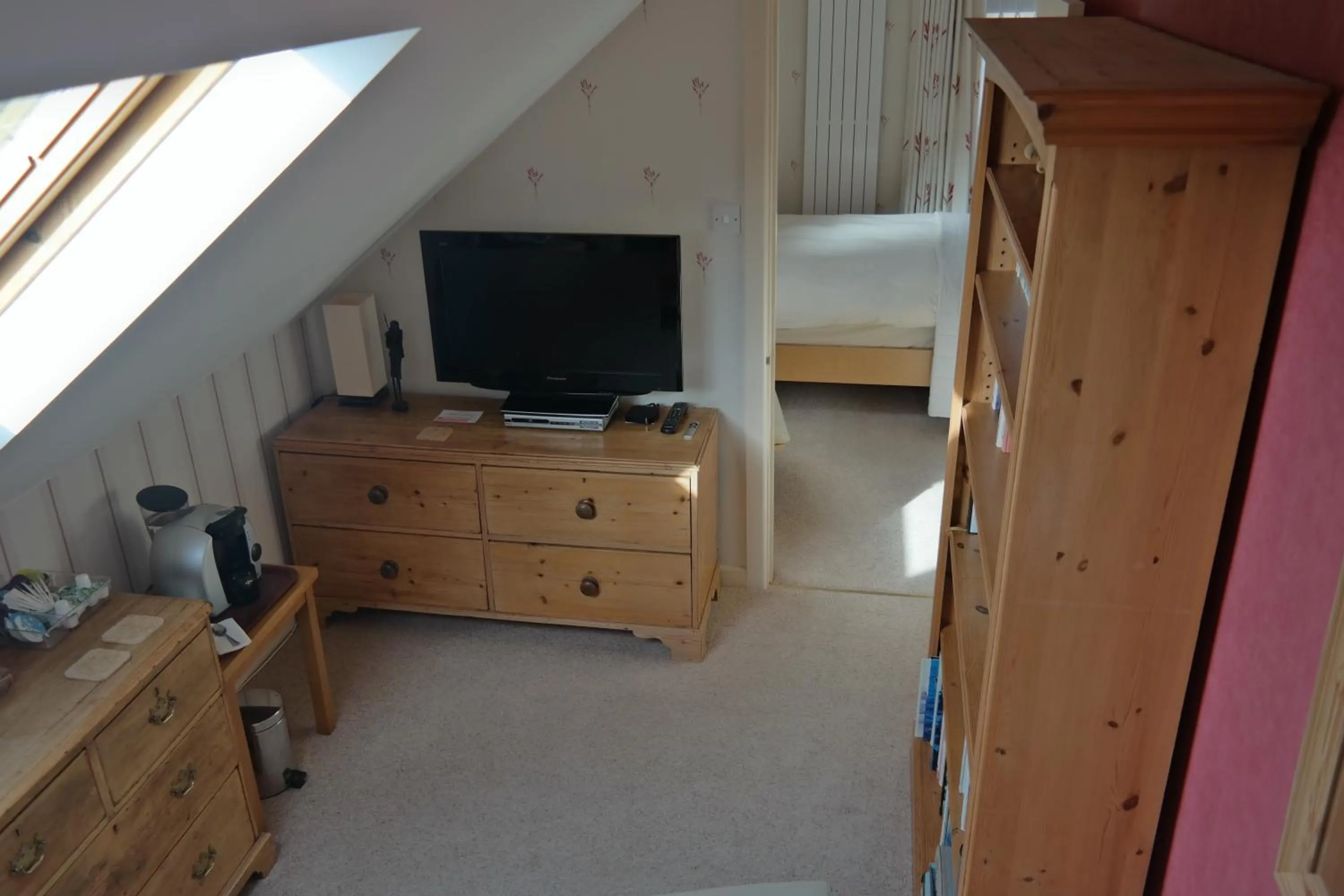 Seating area, Bed in Weston Cottage