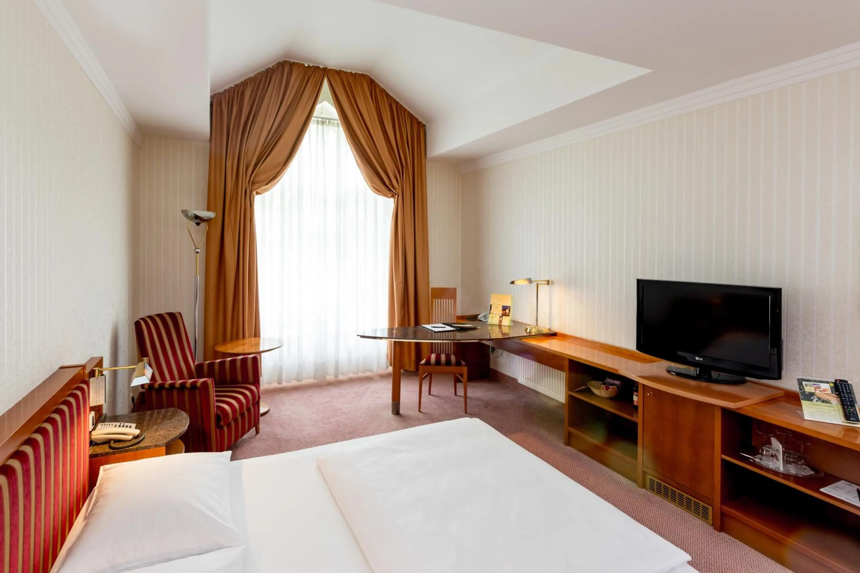 Photo of the whole room, Bed in Dorint Herrenkrug Parkhotel Magdeburg
