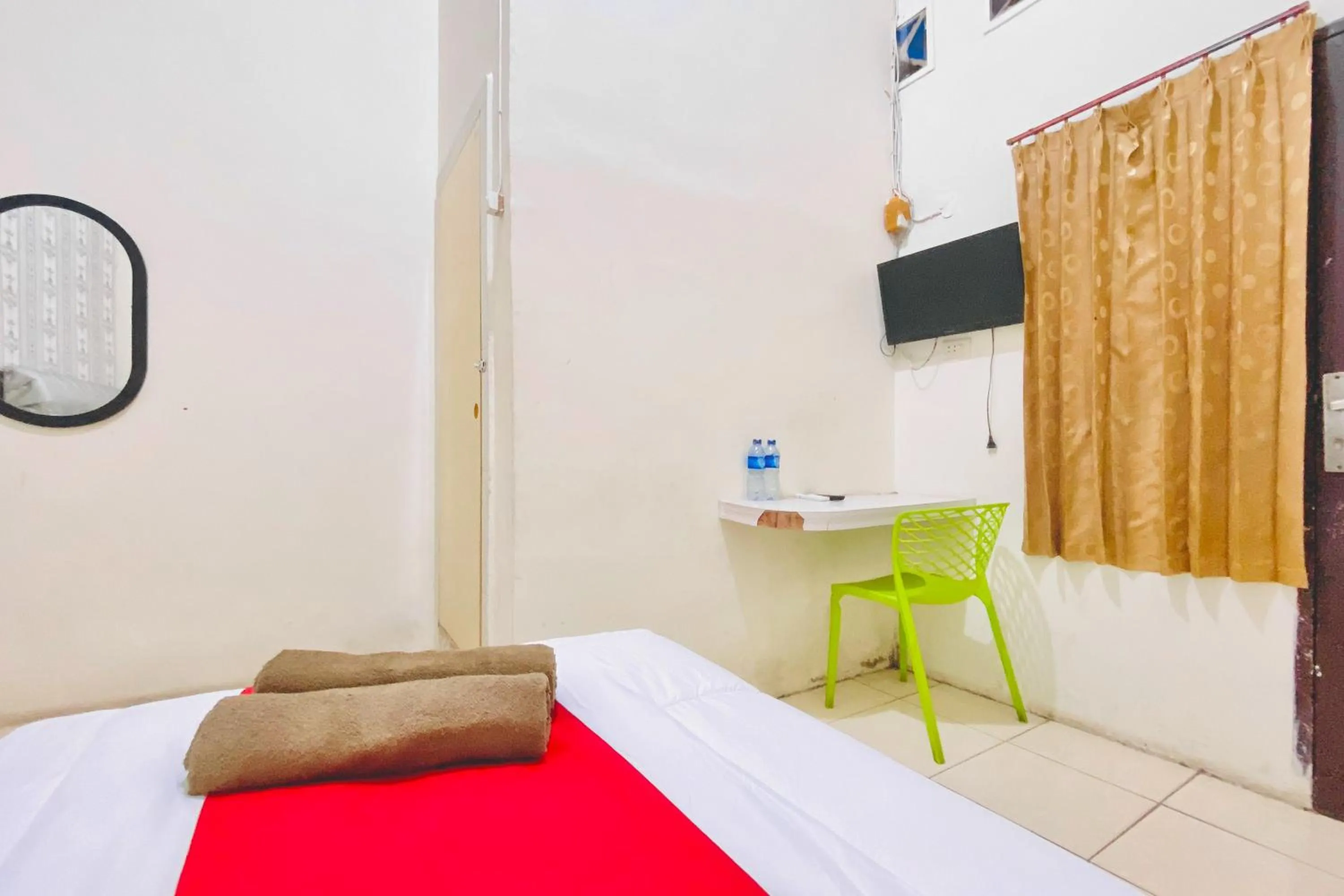 Bedroom, Bed in RedDoorz at Sonya Homestay Tebing Tinggi