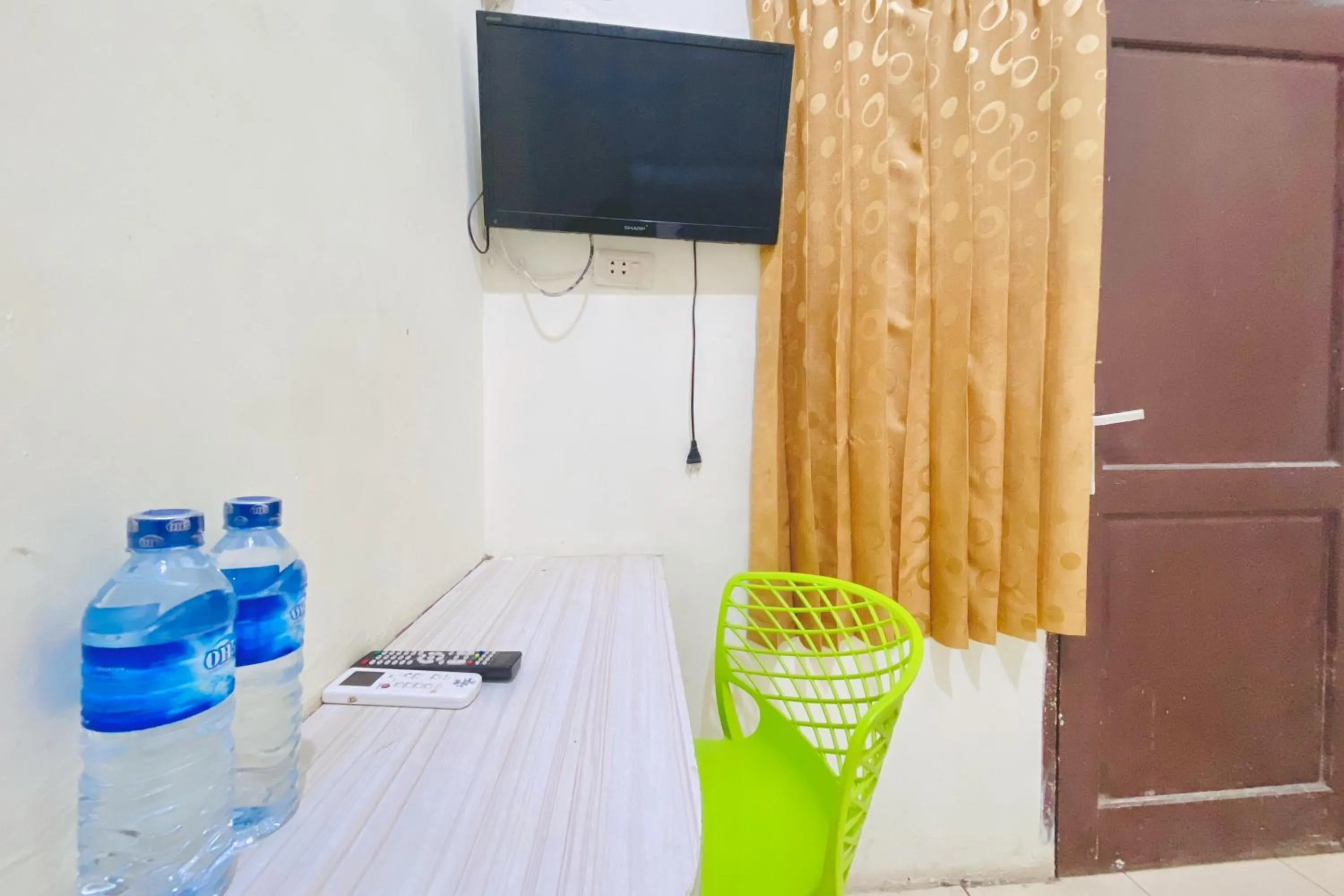 TV and multimedia in RedDoorz at Sonya Homestay Tebing Tinggi