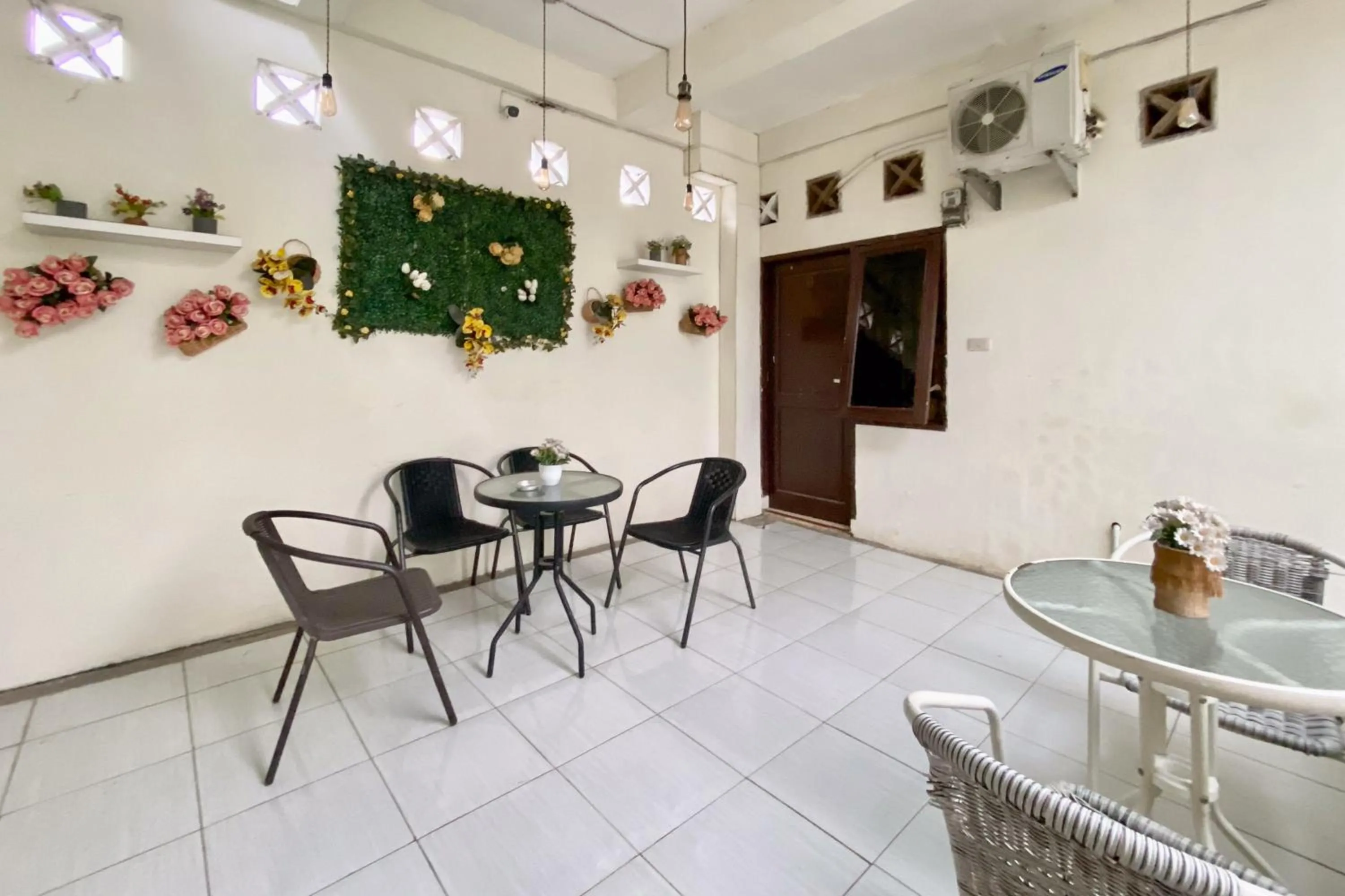Seating area in RedDoorz at Sonya Homestay Tebing Tinggi