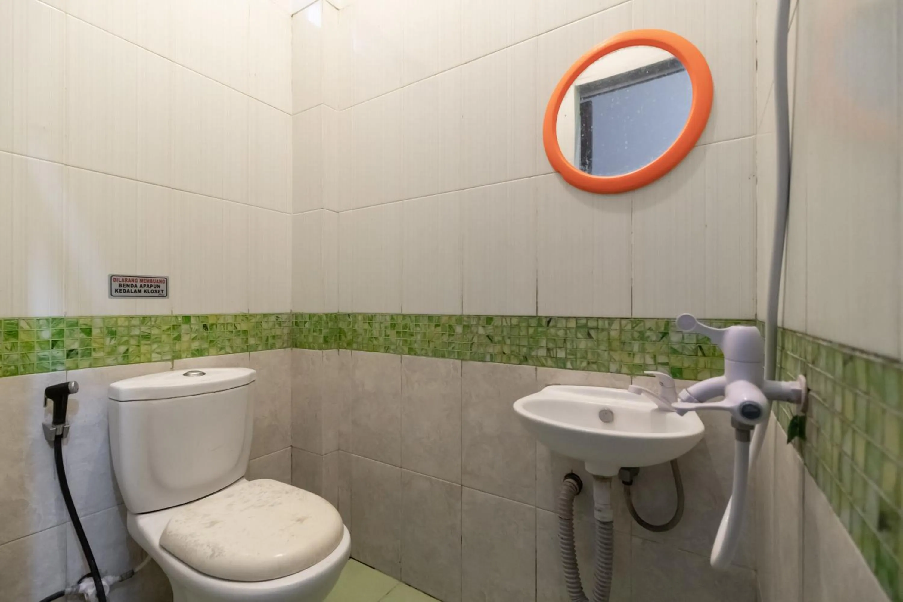 Bathroom in Safaraz Garden near Galaxy Bekasi Mitra RedDoorz