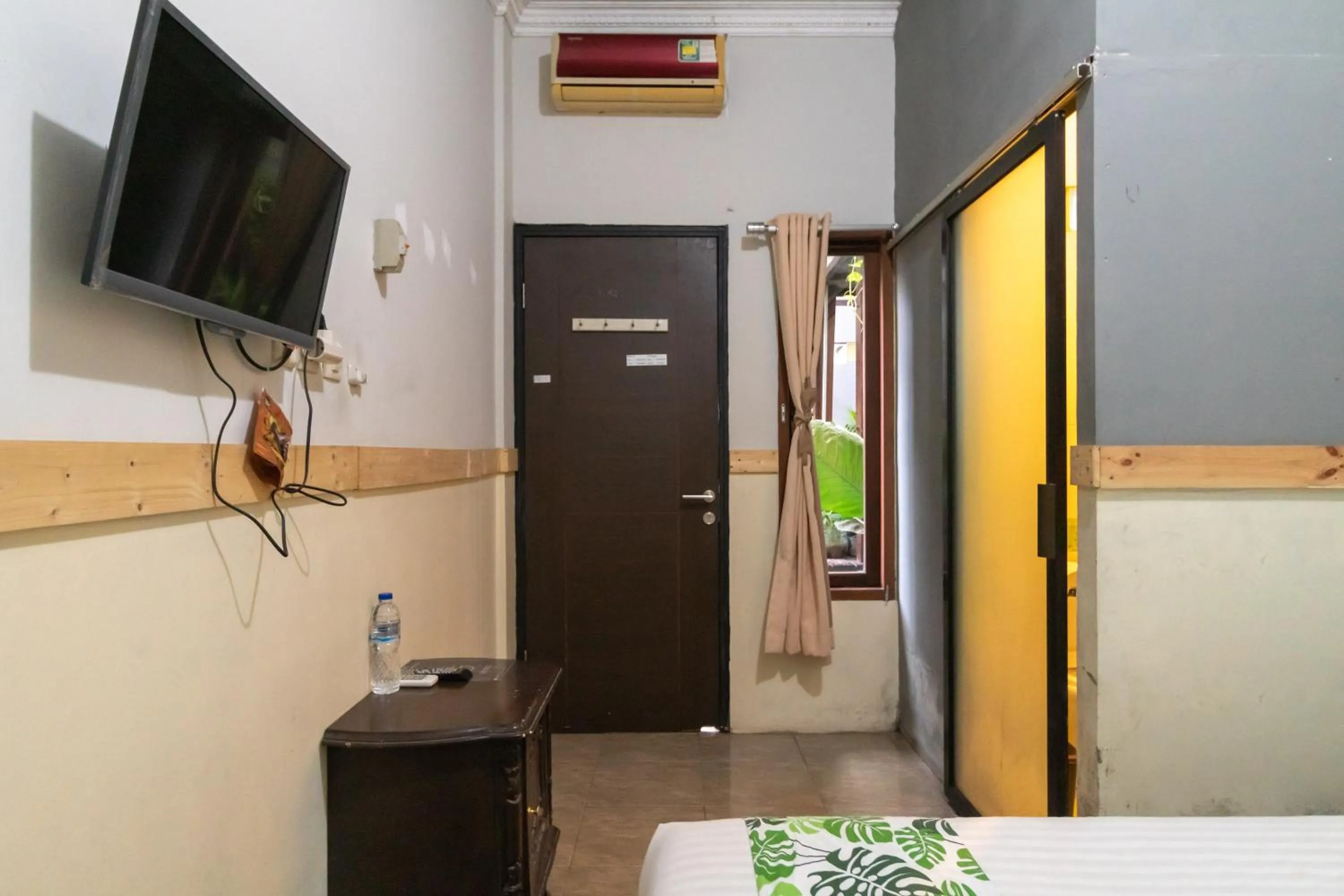 TV and multimedia, Bed in Safaraz Garden near Galaxy Bekasi Mitra RedDoorz