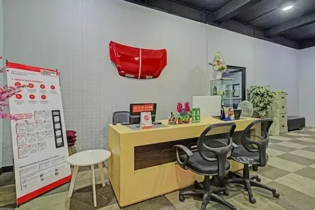 Lobby or reception in Capital O 3198 Sukomanunggal Inn Lobby or reception in Capital O 3198 Sukomanunggal Inn