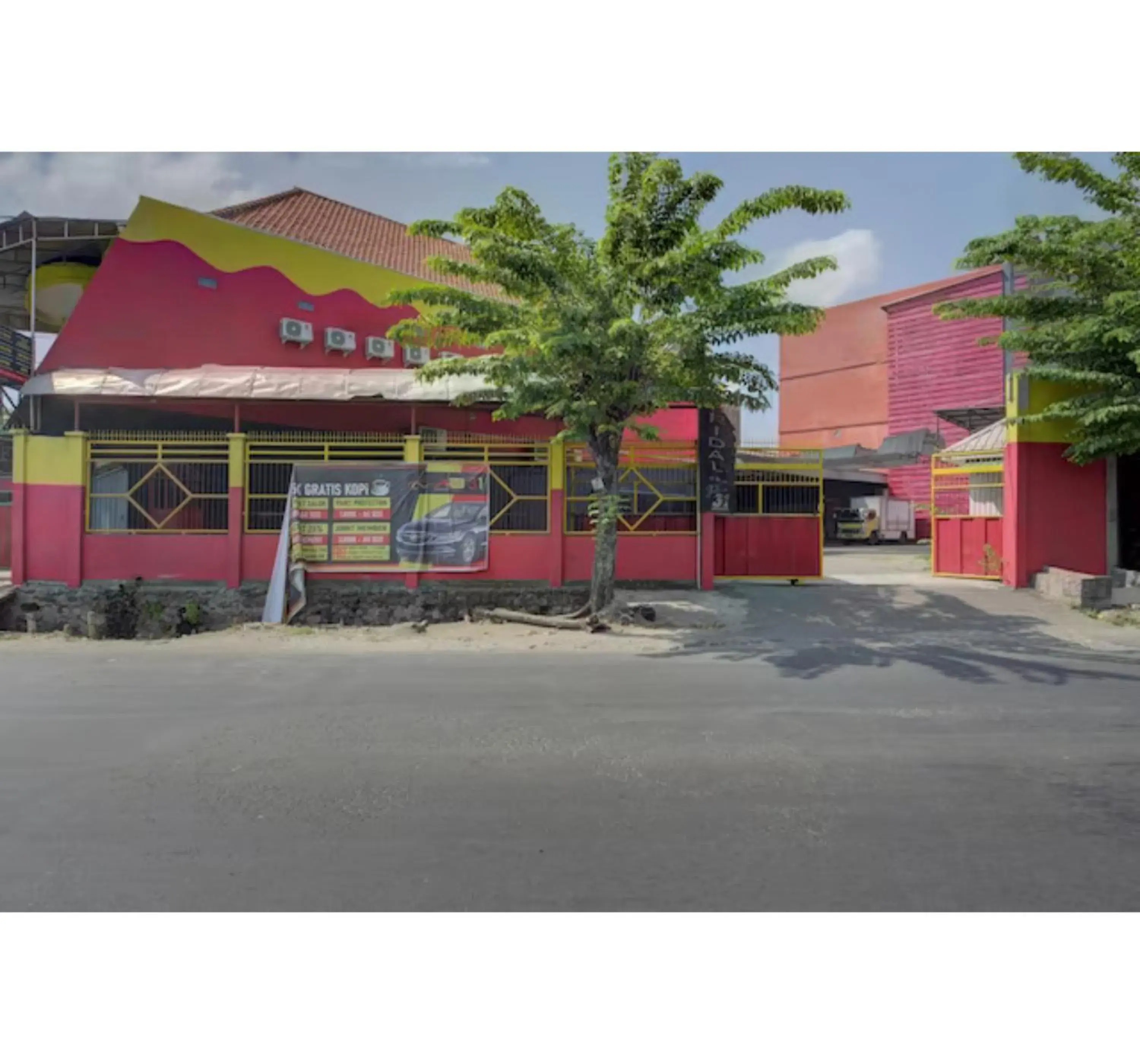 Facade/entrance in Capital O 3198 Sukomanunggal Inn Facade/entrance in Capital O 3198 Sukomanunggal Inn