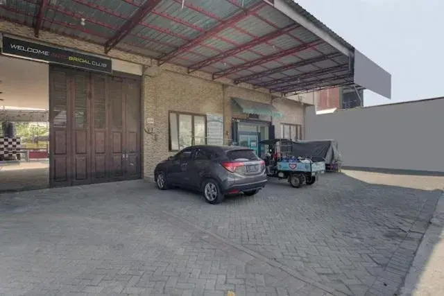 Facade/entrance in Capital O 3198 Sukomanunggal Inn Facade/entrance in Capital O 3198 Sukomanunggal Inn