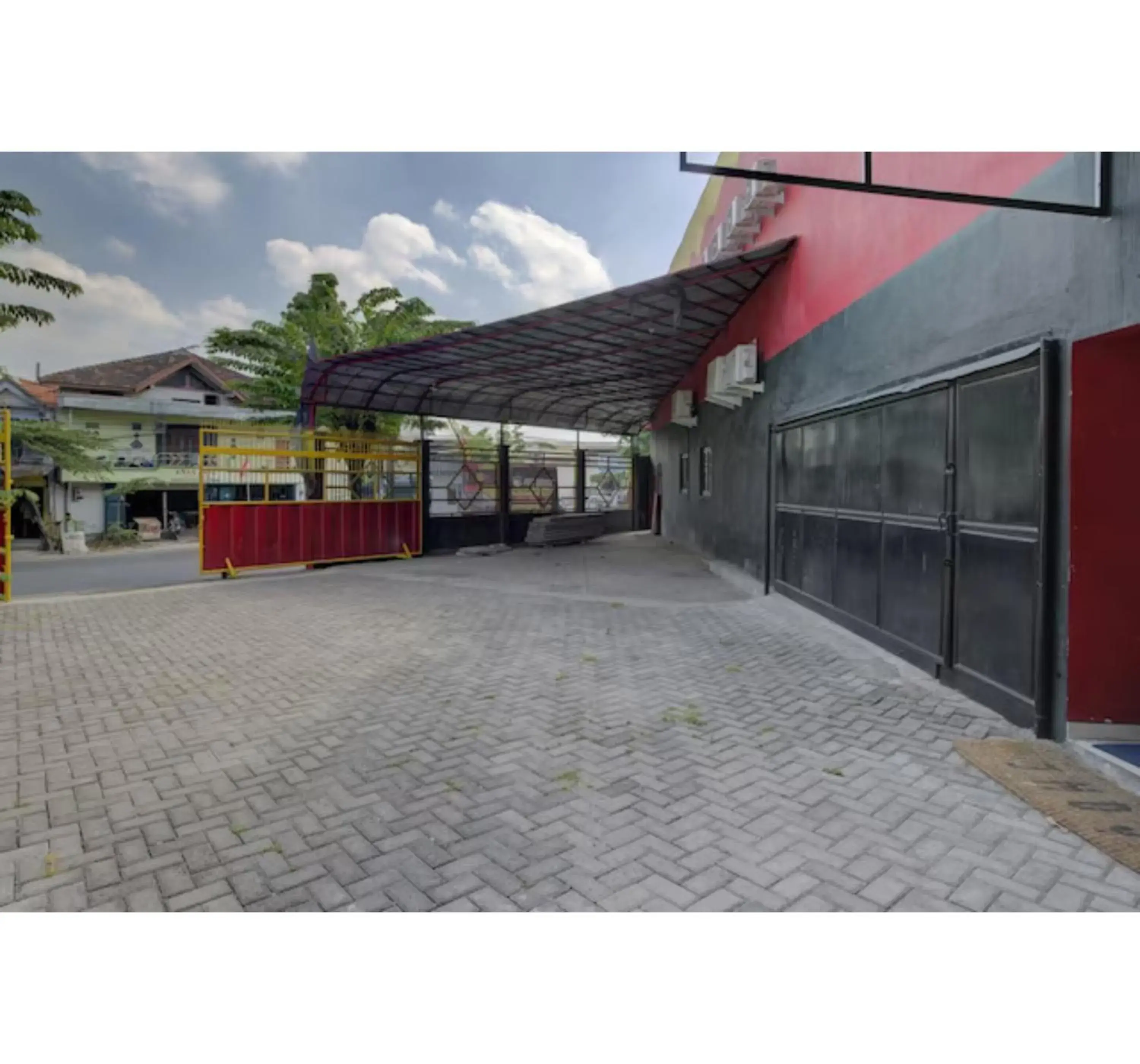 Facade/entrance in Capital O 3198 Sukomanunggal Inn Facade/entrance in Capital O 3198 Sukomanunggal Inn