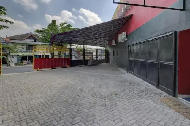 Facade/entrance in Capital O 3198 Sukomanunggal Inn Facade/entrance in Capital O 3198 Sukomanunggal Inn