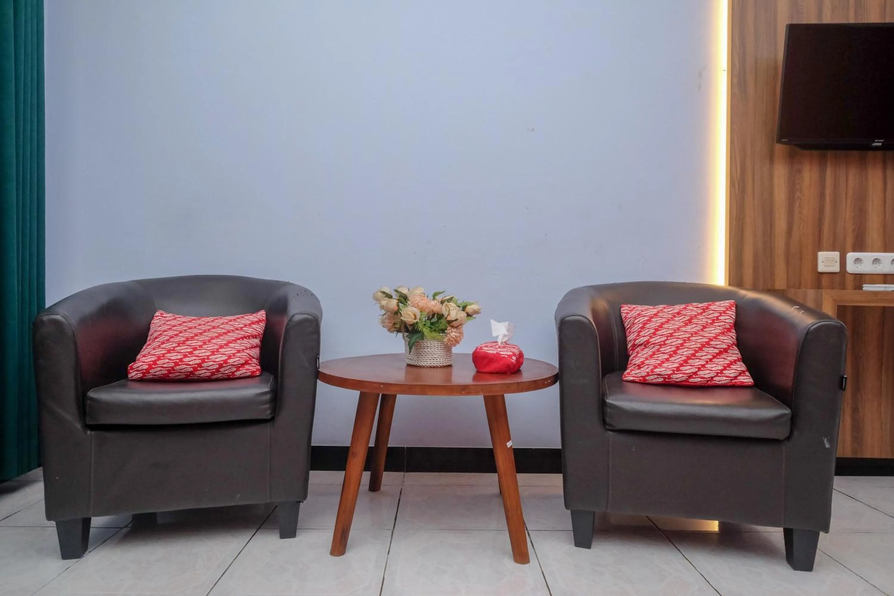 Seating area in RedDoorz At Pondok Eyang Obi Sleman