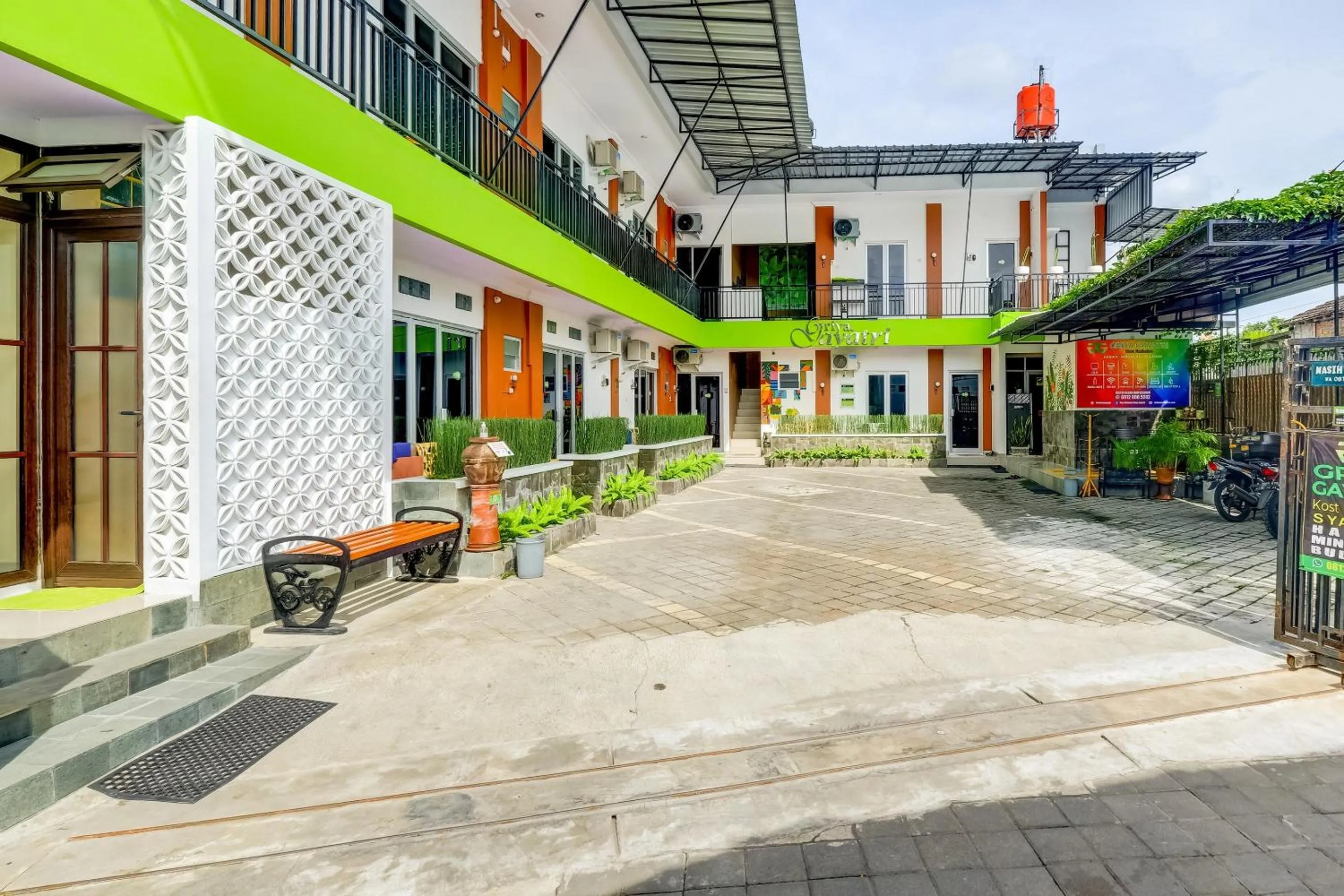 Facade/entrance in Hotel O Griya Gayatri Syariah