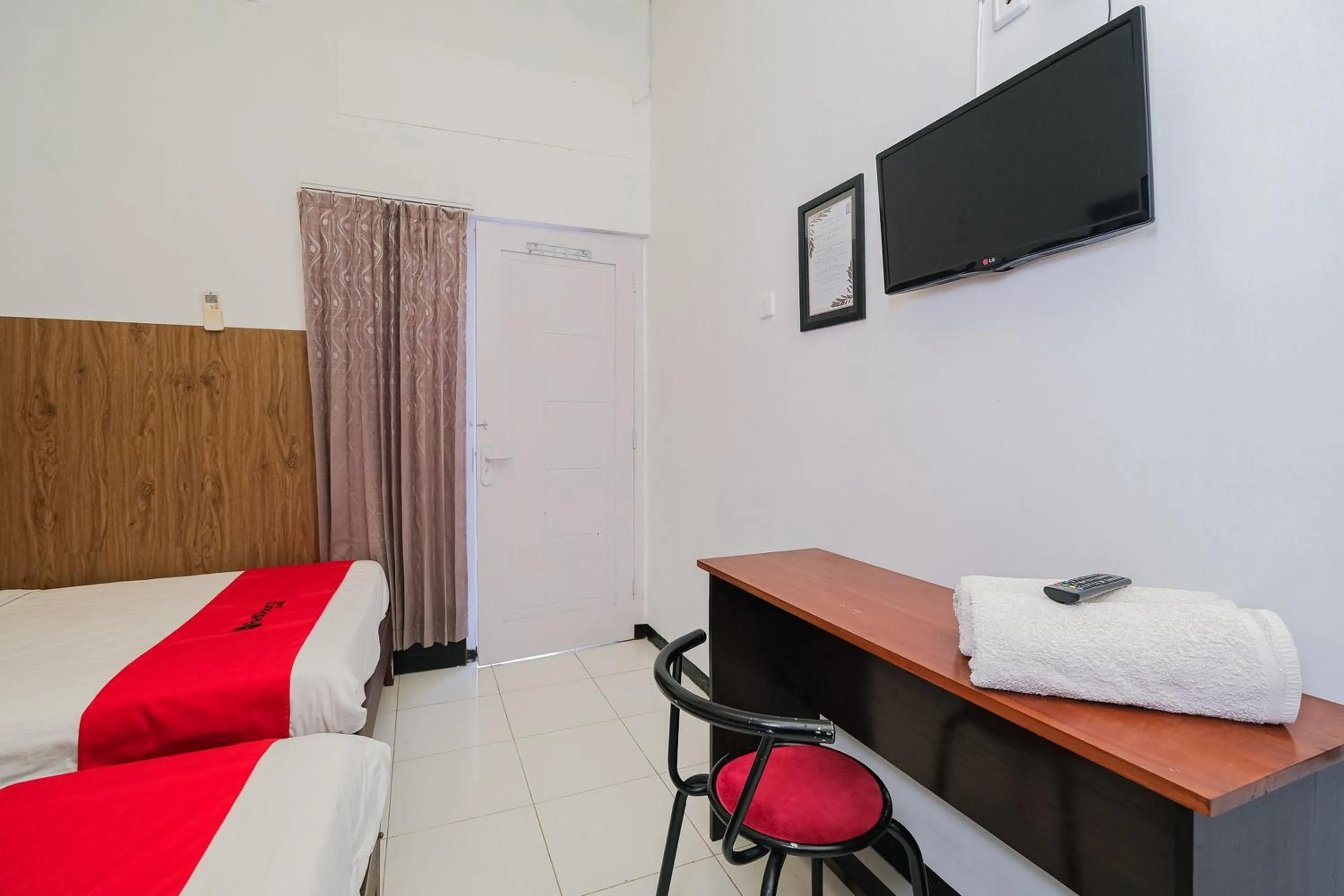 Bed in RedDoorz Syariah near RSUD Tuban