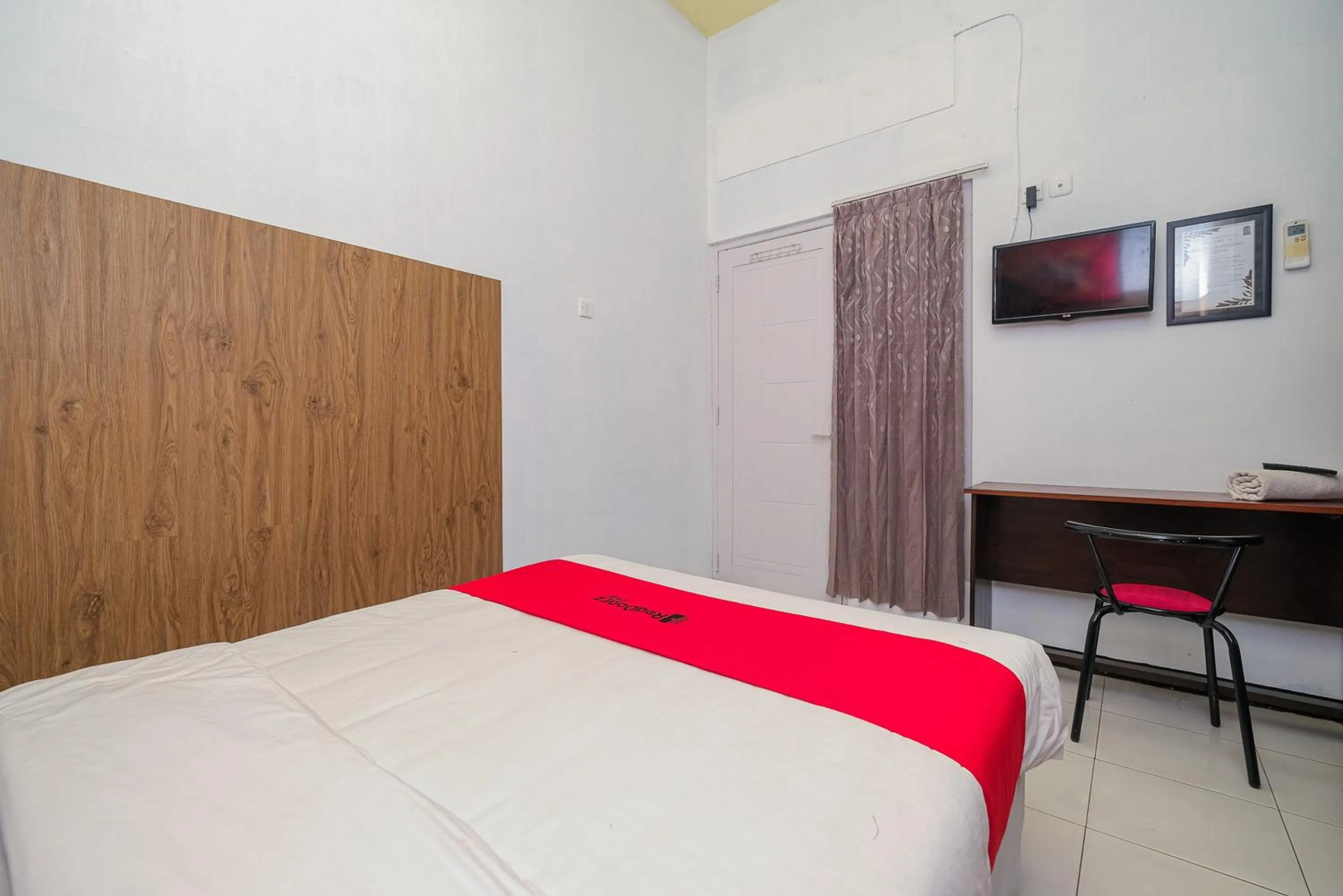 Bed in RedDoorz Syariah near RSUD Tuban