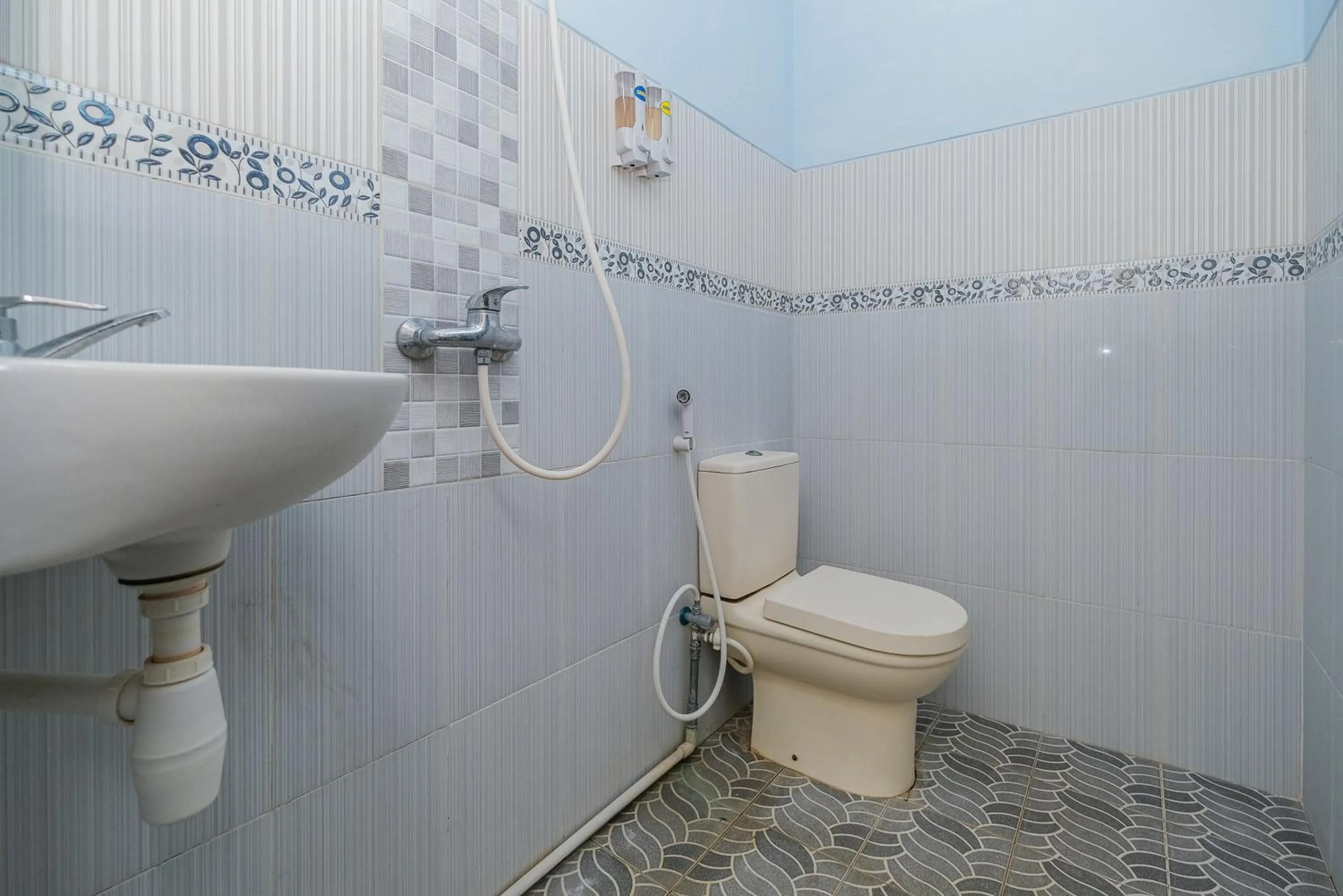 Bathroom in RedDoorz Syariah near RSUD Tuban