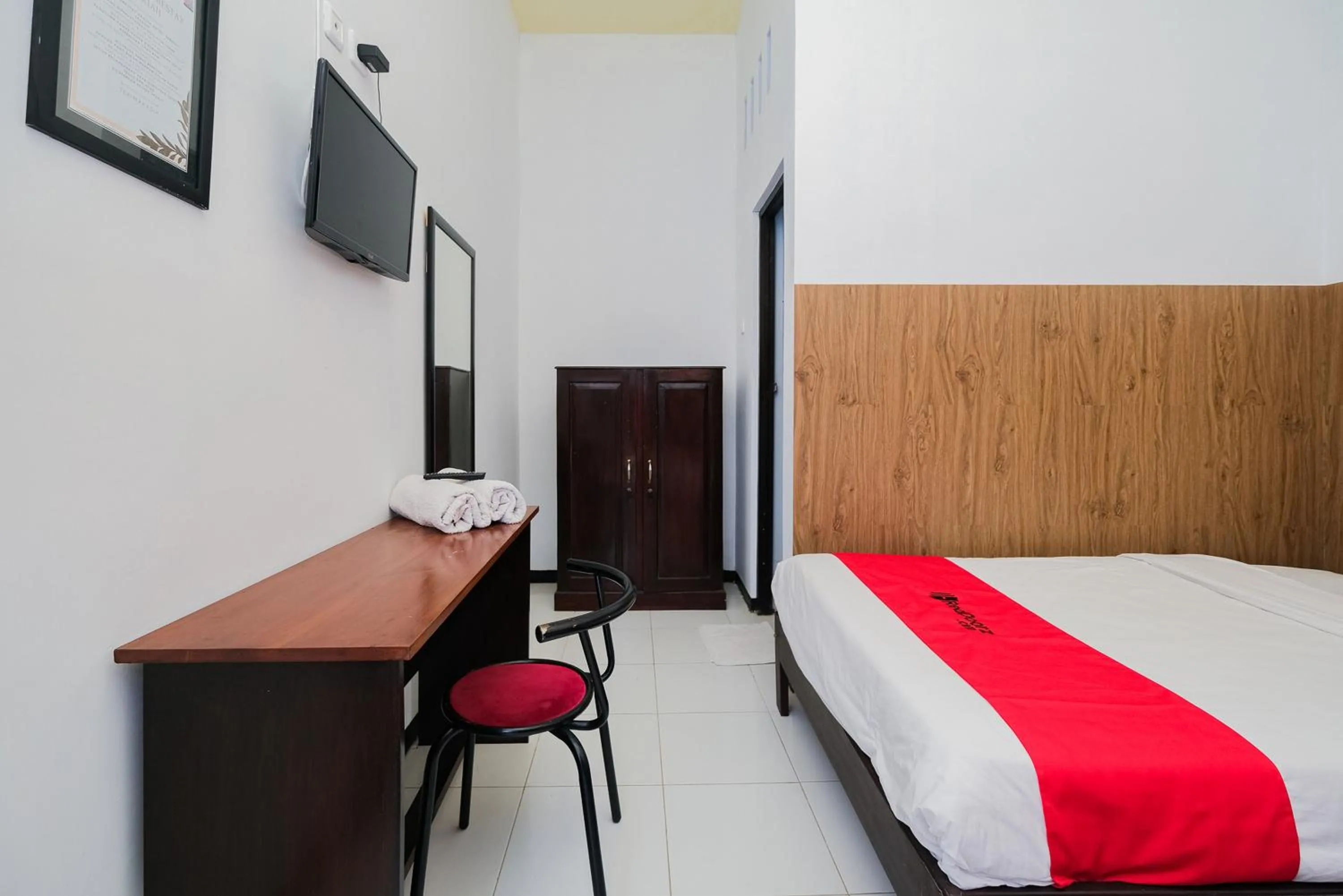 Bed in RedDoorz Syariah near RSUD Tuban