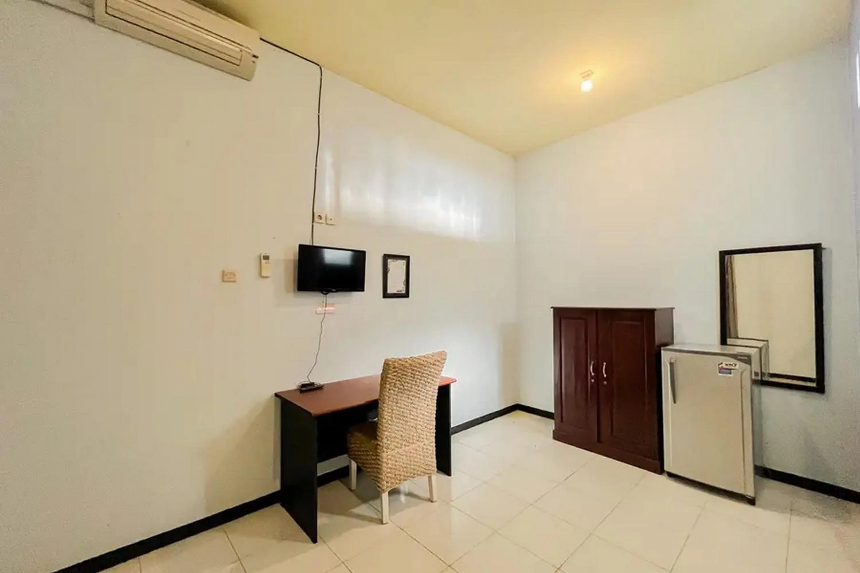 TV and multimedia in RedDoorz Syariah near RSUD Tuban