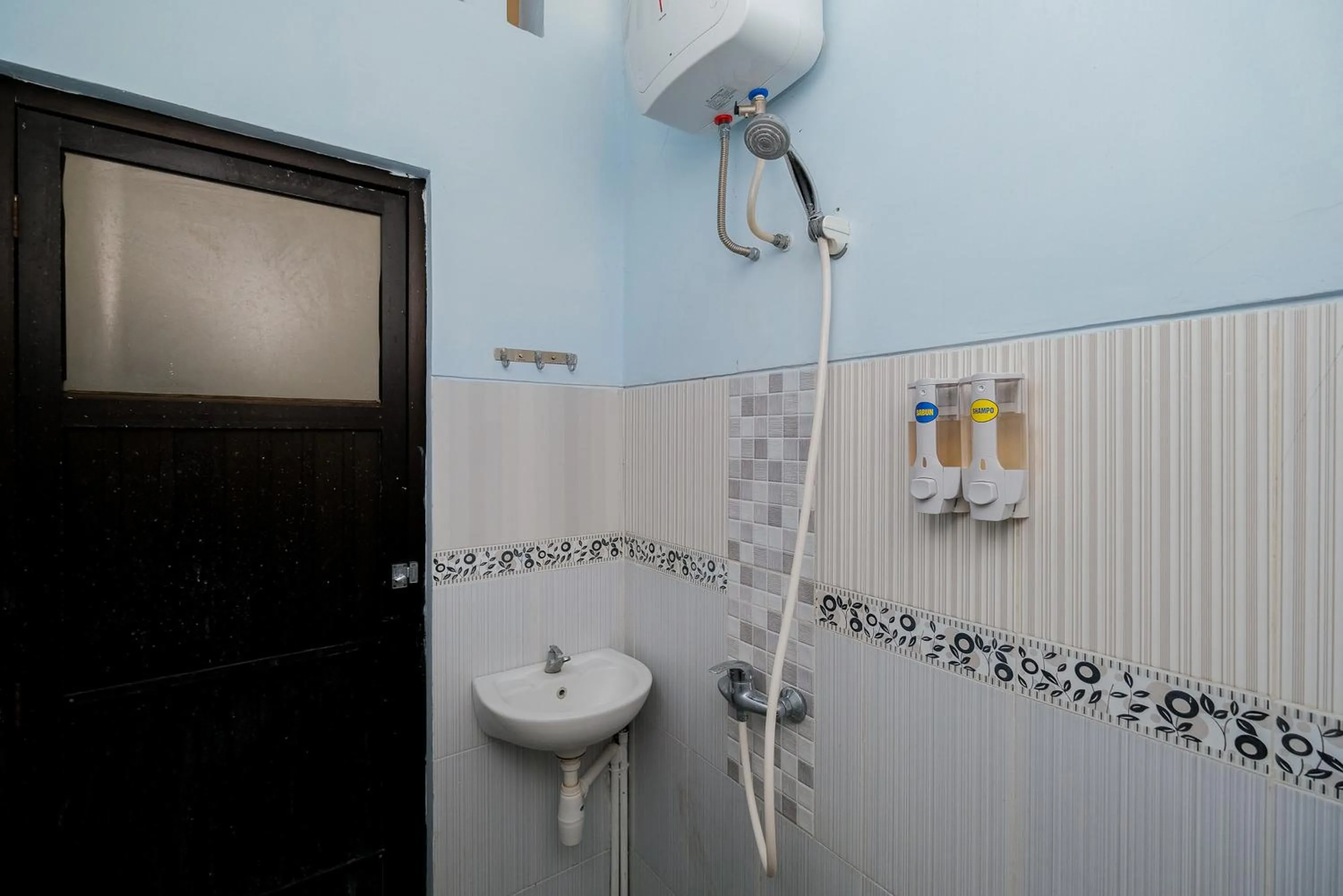 Bathroom in RedDoorz Syariah near RSUD Tuban