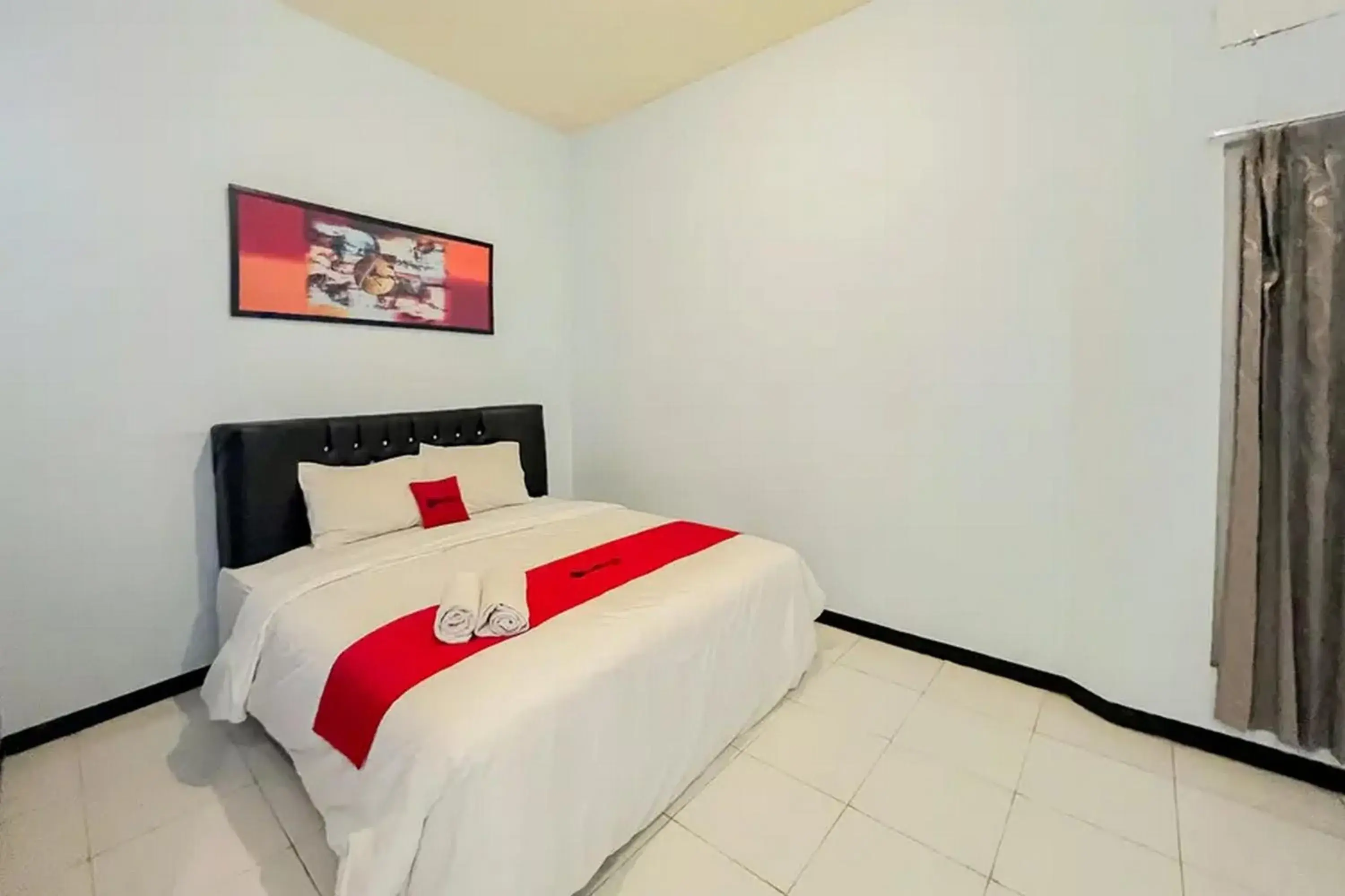 Deluxe Room in RedDoorz Syariah near RSUD Tuban Deluxe Room in RedDoorz Syariah near RSUD Tuban