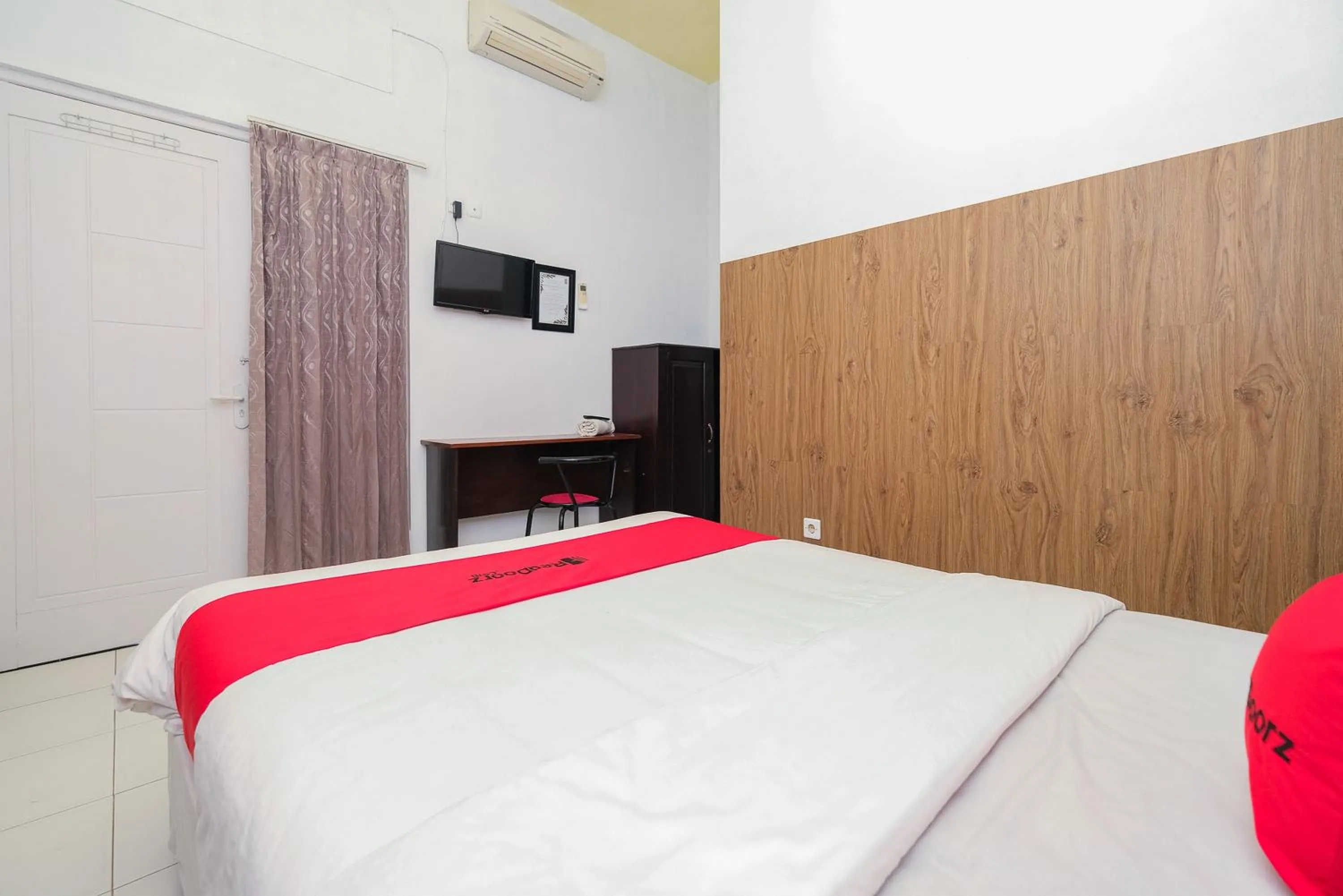 Bed in RedDoorz Syariah near RSUD Tuban