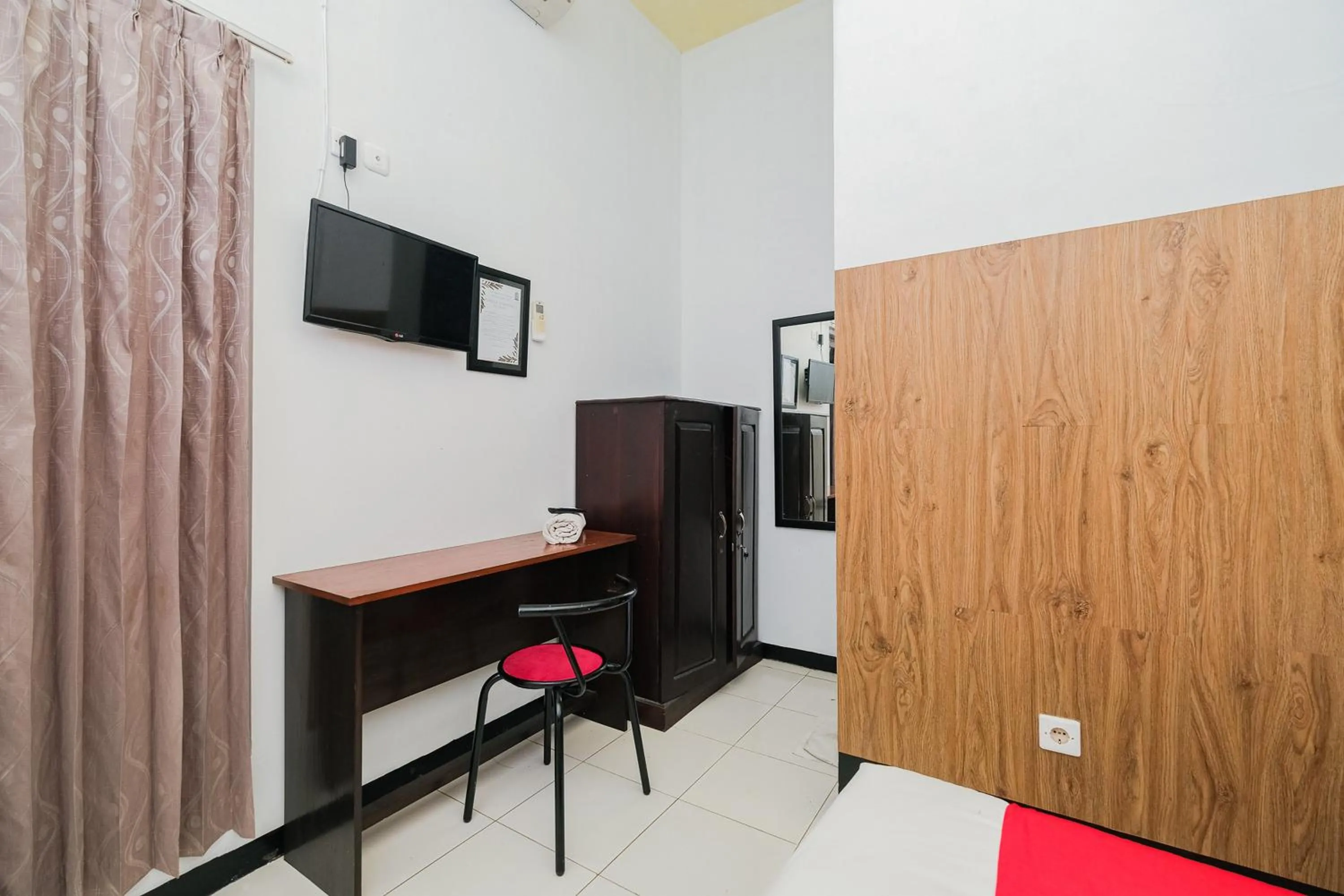 Bed in RedDoorz Syariah near RSUD Tuban