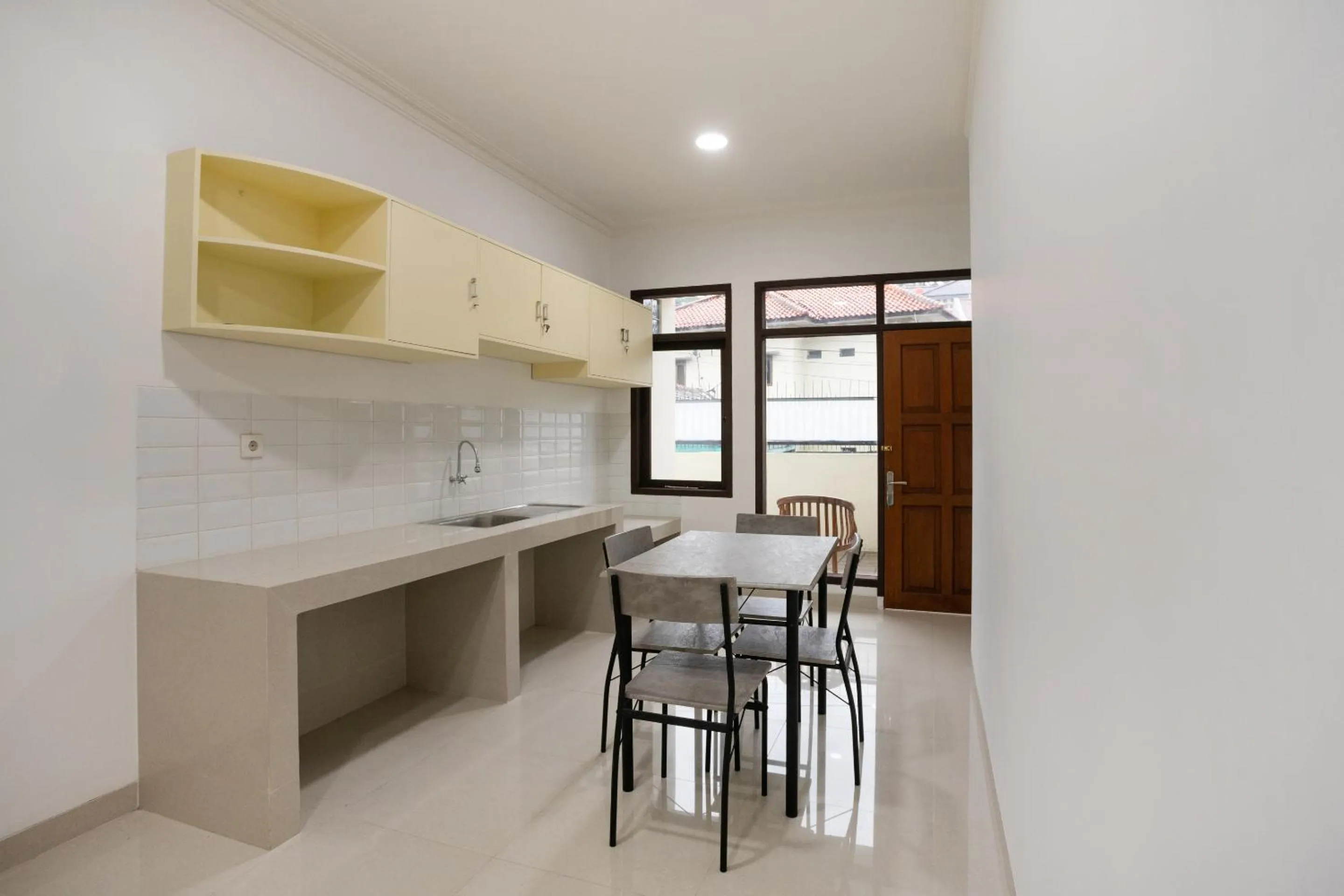 Communal kitchen in Hotel O Hegarbudhi Residence