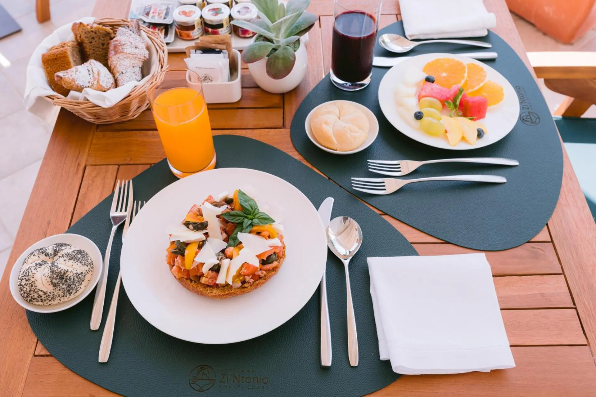 Food and drinks in HOTEL ZI'NTONIO