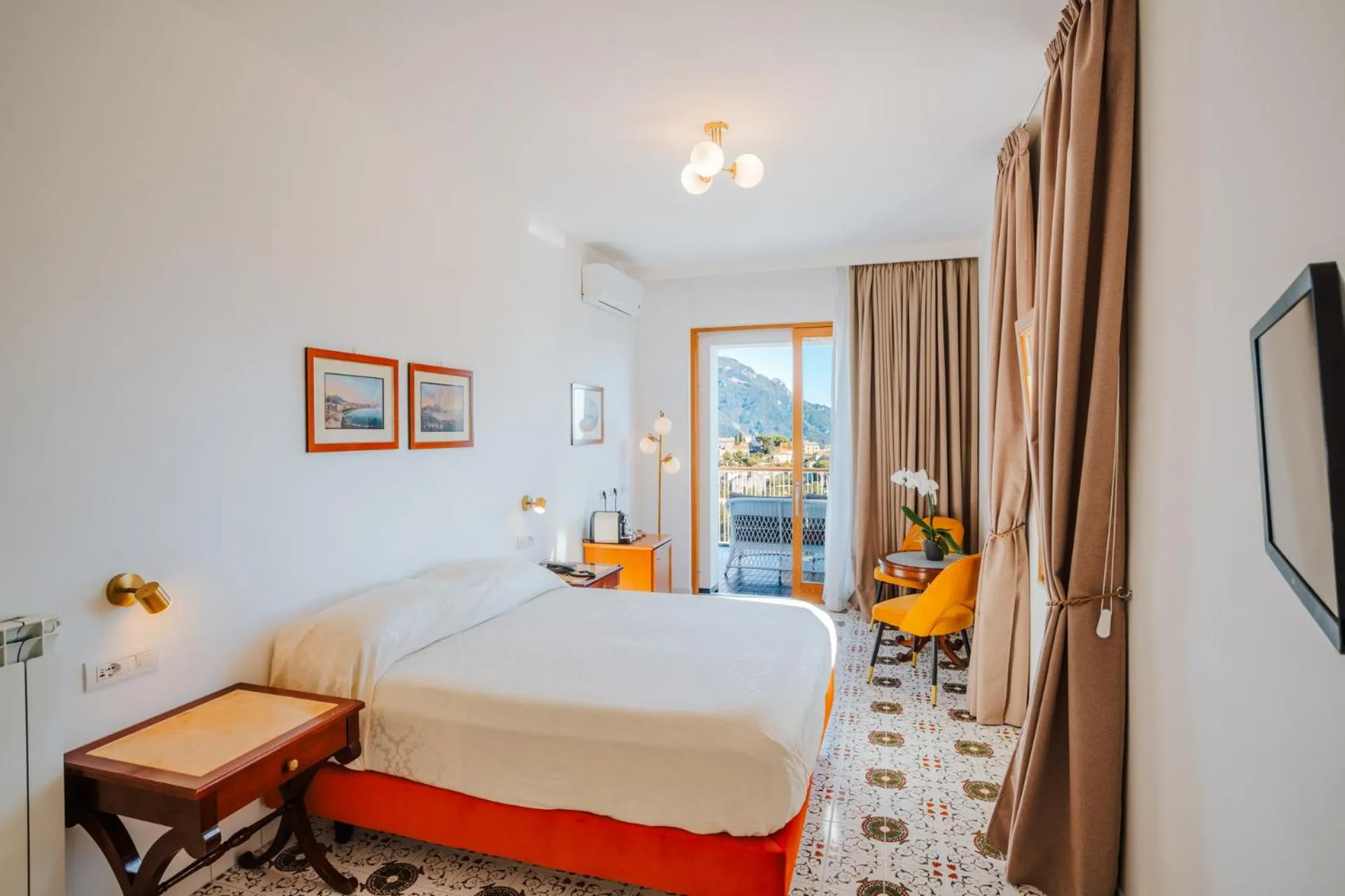 Photo of the whole room, Bed in HOTEL ZI'NTONIO