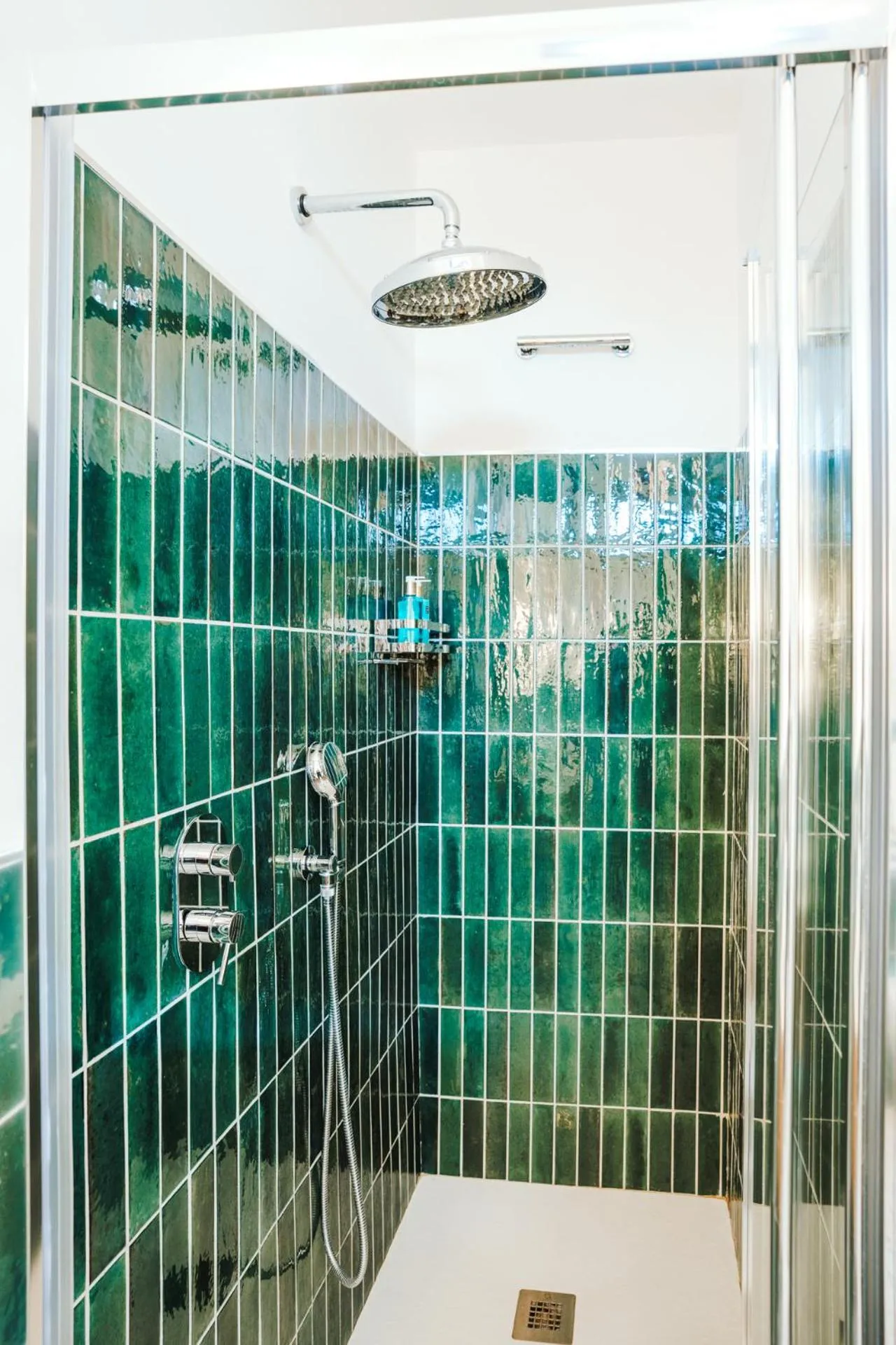 Shower in HOTEL ZI'NTONIO