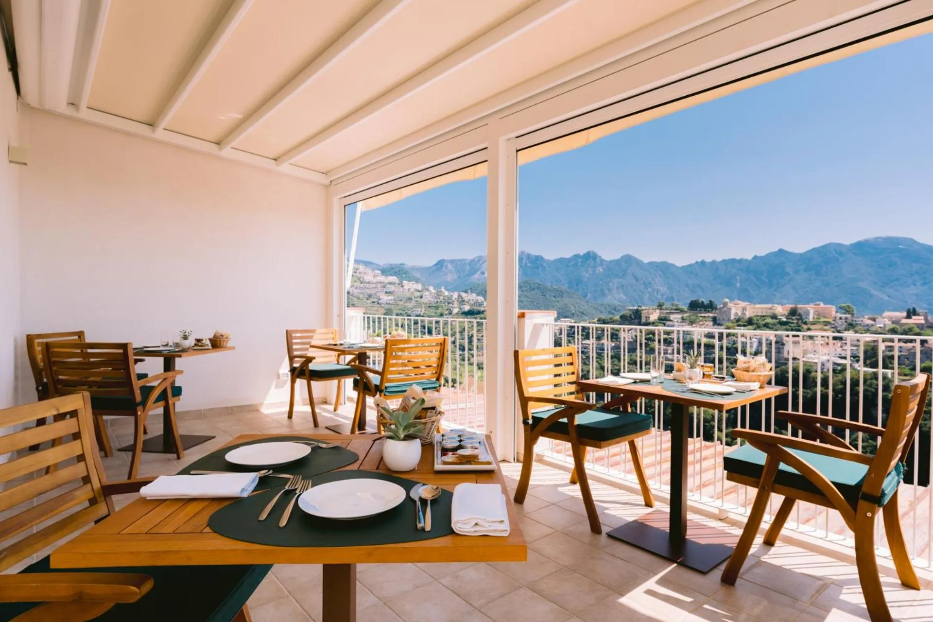 Restaurant/places to eat in HOTEL ZI'NTONIO