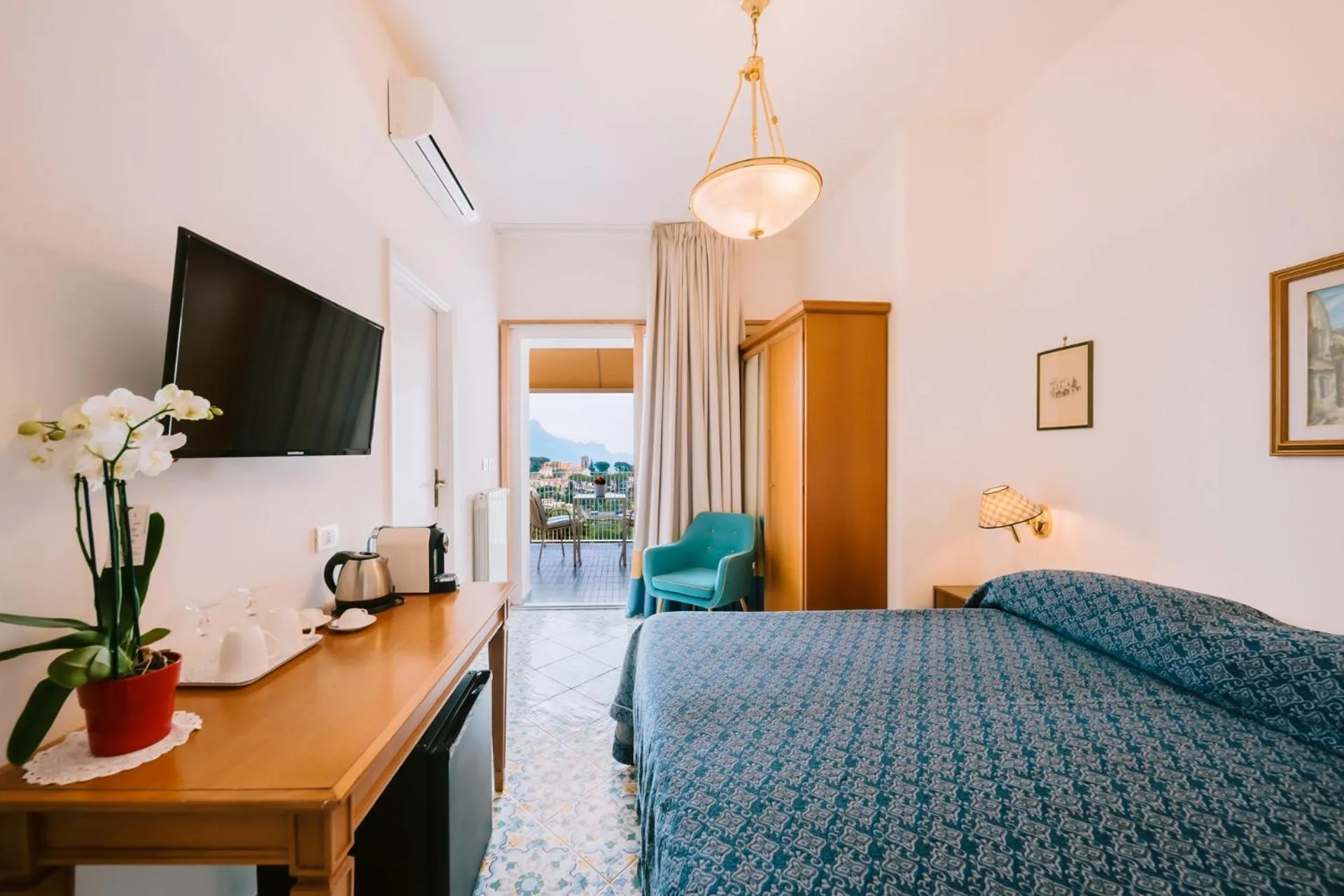 Photo of the whole room, Bed in HOTEL ZI'NTONIO