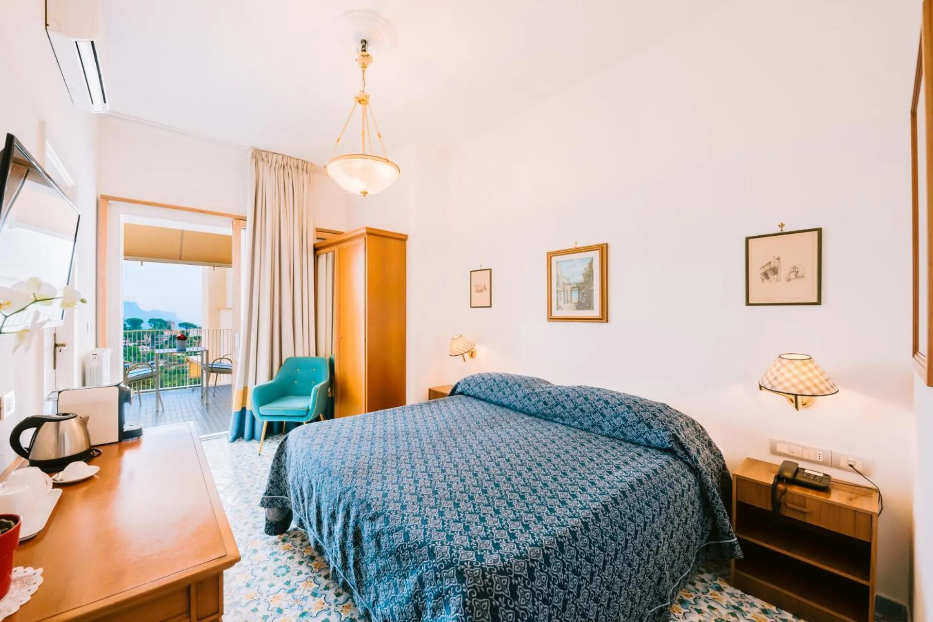 Photo of the whole room, Bed in HOTEL ZI'NTONIO