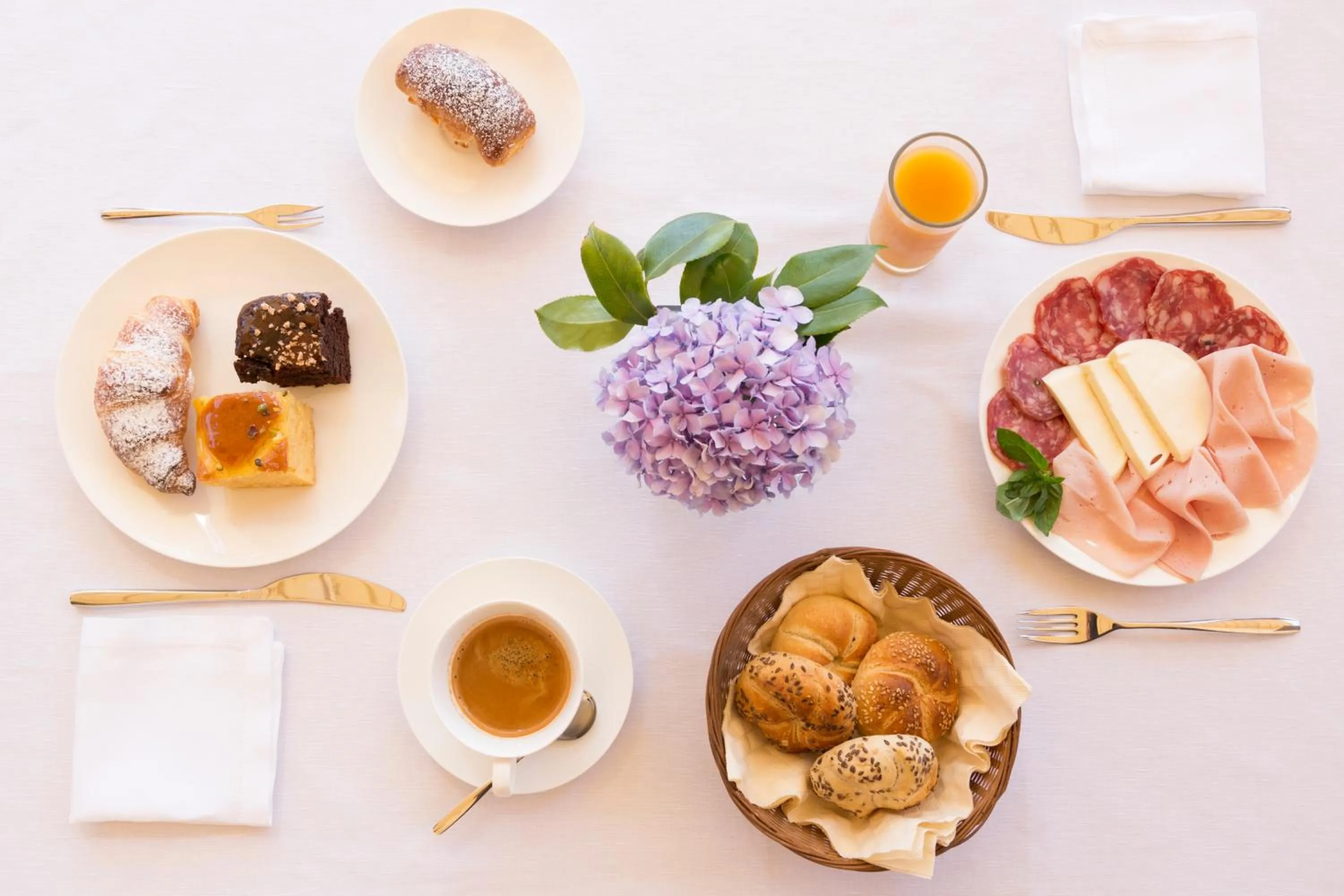 Breakfast in HOTEL ZI'NTONIO