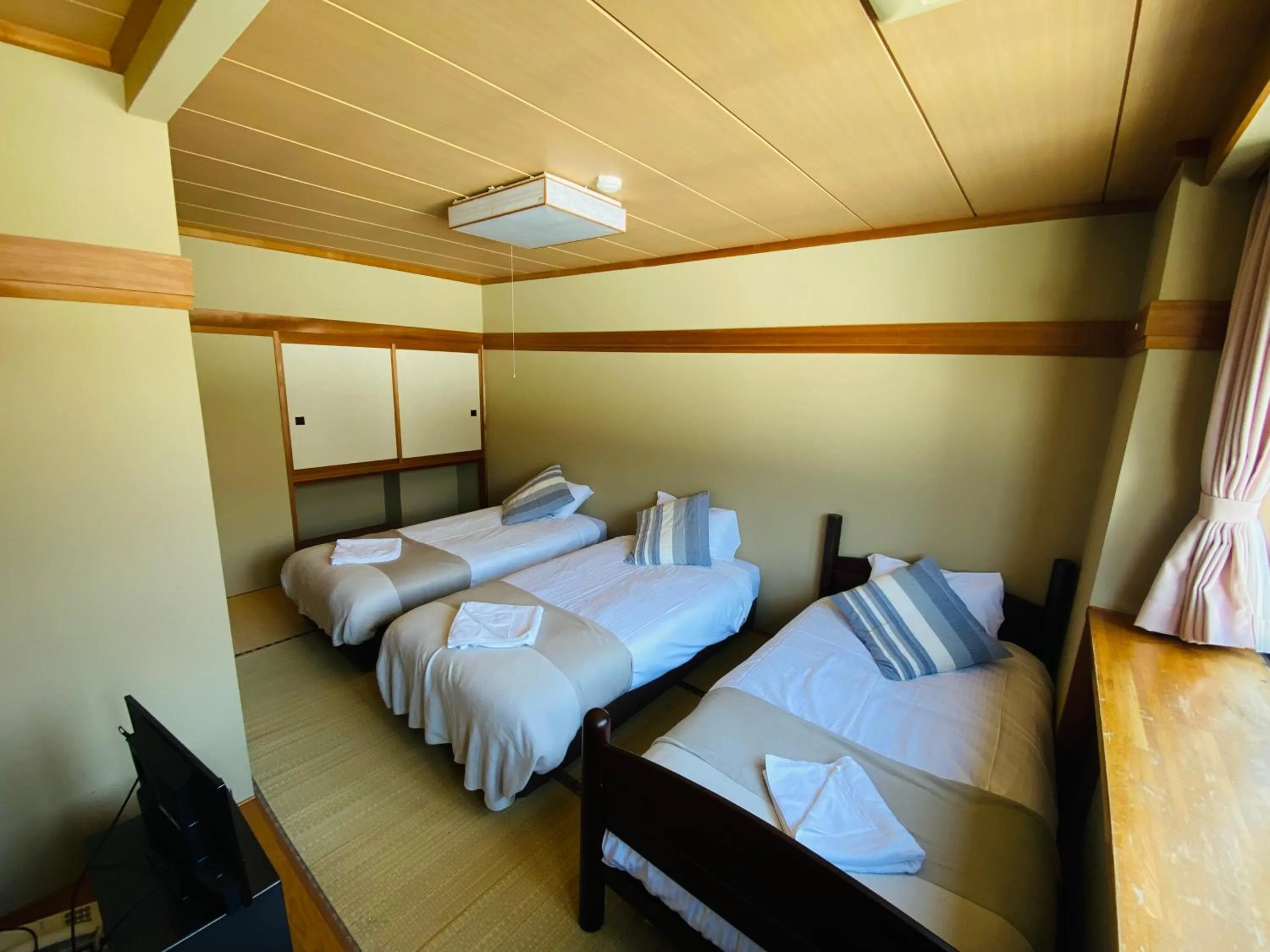 Photo of the whole room, Bed in Red Fox Lodge Myoko