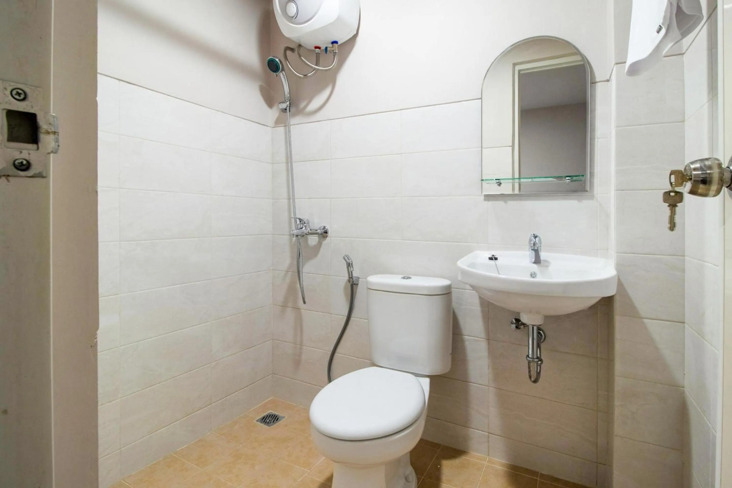 Bathroom in Collection O Kebon Jeruk Near Paskal 23 Formerly Sentral Paskal