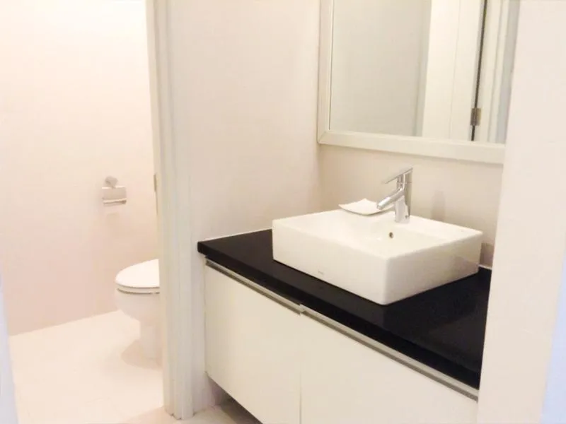 Toilet in GLENWOOD APARTMENT