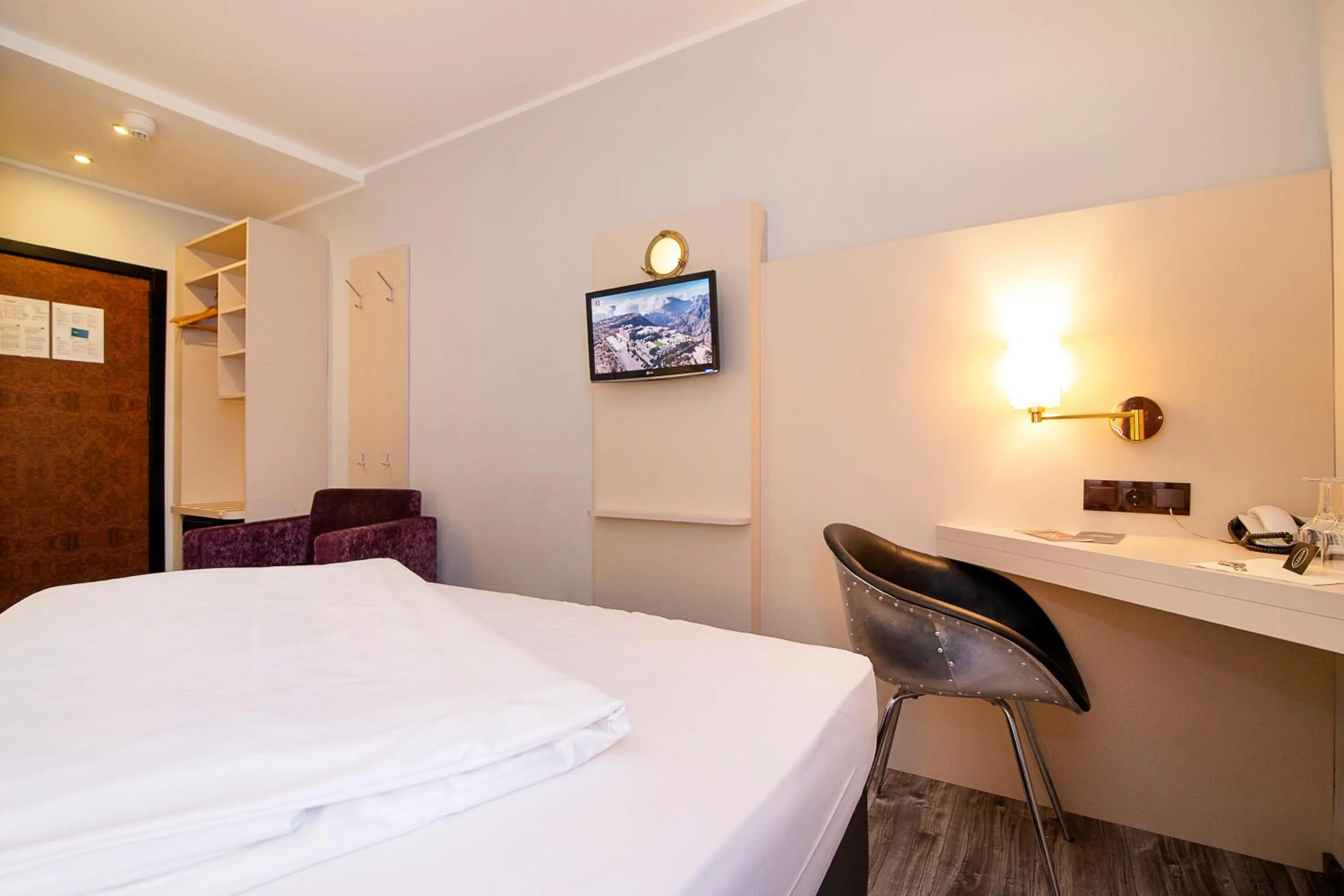 Photo of the whole room, Bed in Nautic Hotel Bremerhaven