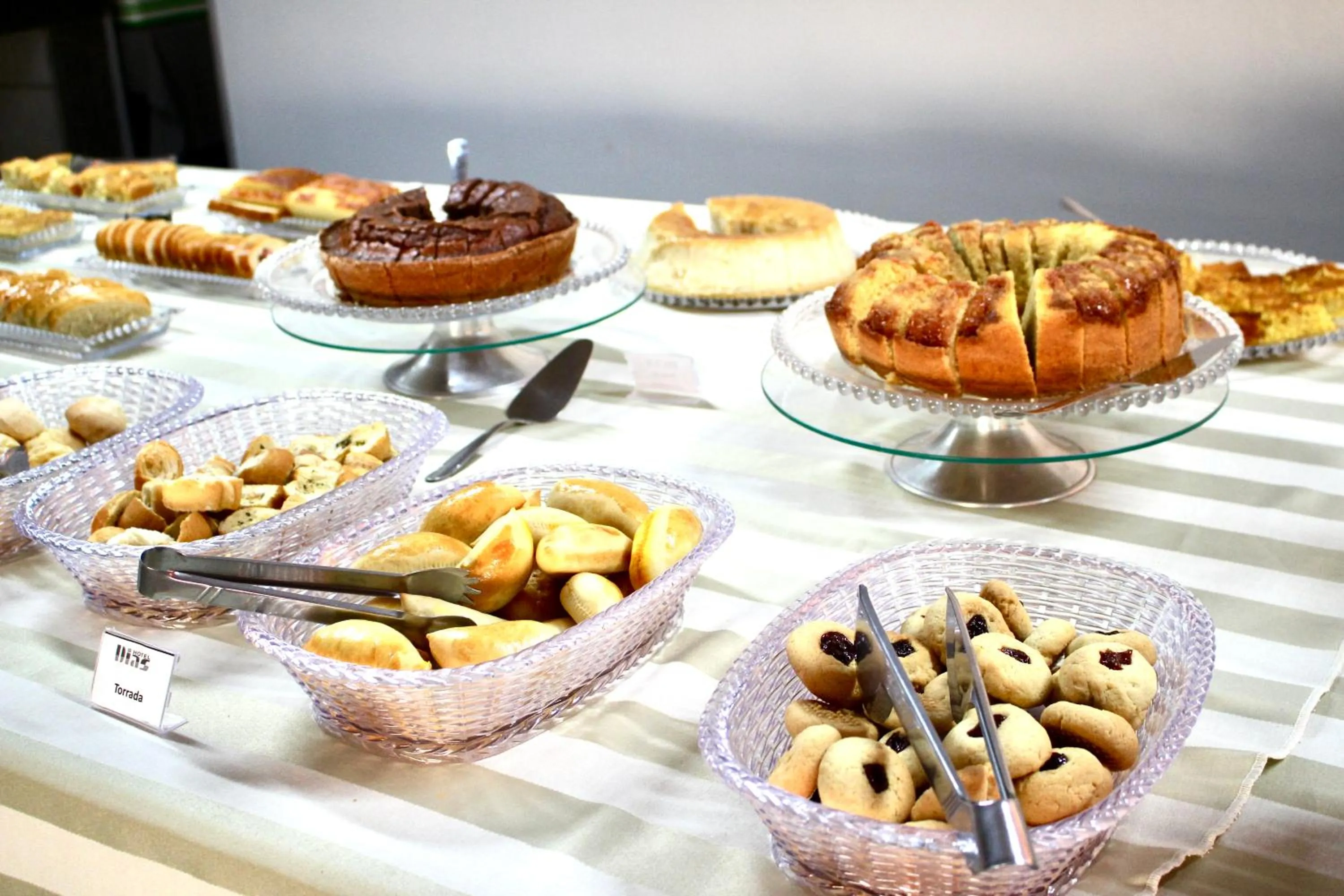 Buffet breakfast in Hotel Dias em Pouso Alegre - MG - Próximo a Centros Comerciais e Restaurantes