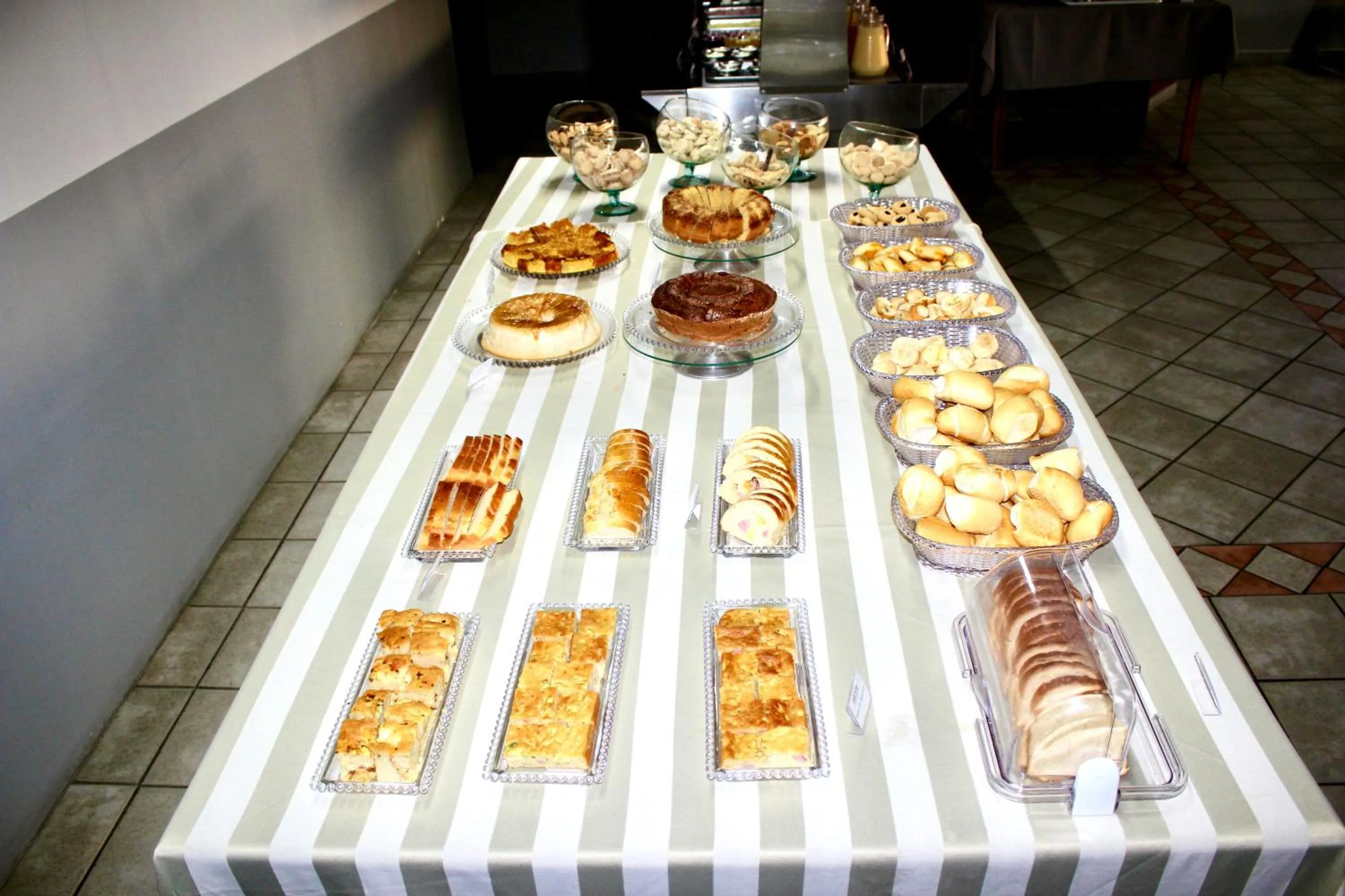 Buffet breakfast in Hotel Dias em Pouso Alegre - MG - Próximo a Centros Comerciais e Restaurantes