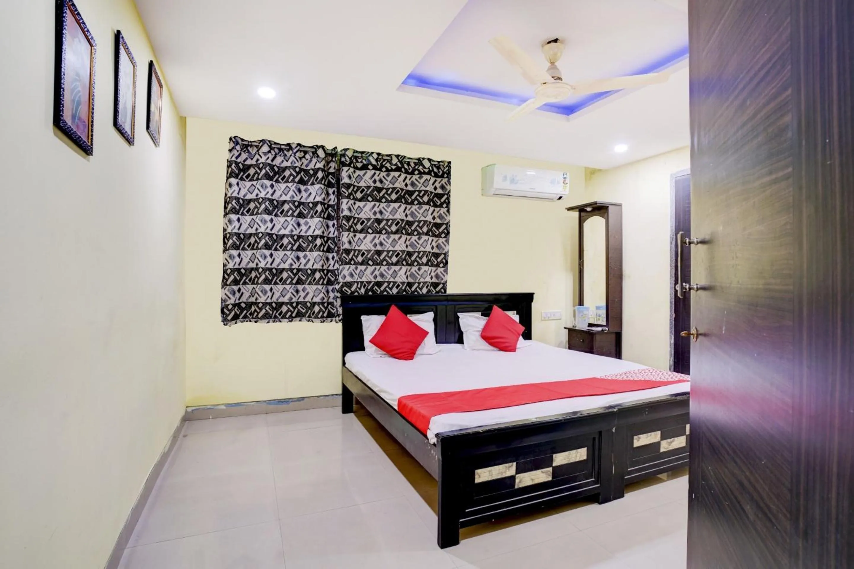 Bedroom, Bed in Hotel O Imperial Guest House