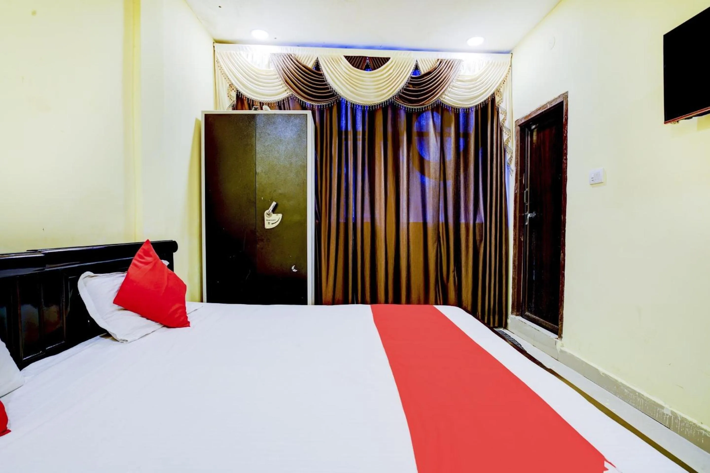 Bathroom, Bed in Hotel O Imperial Guest House