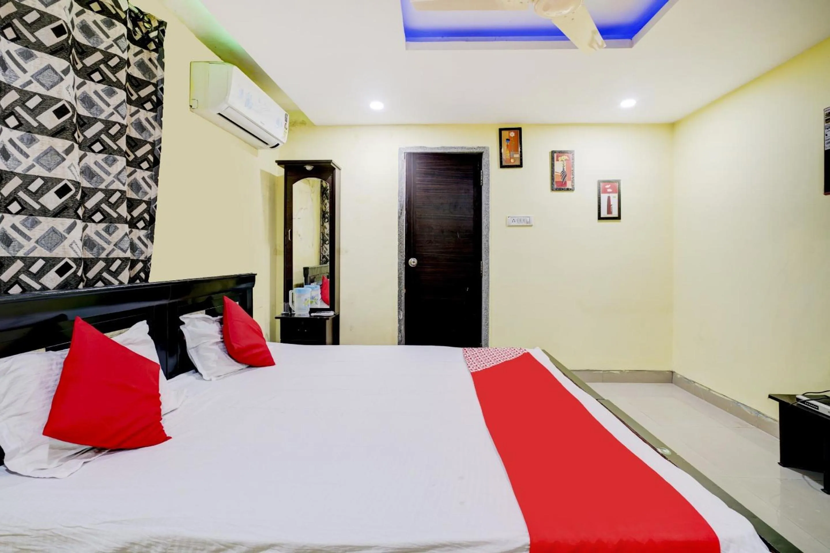 Bedroom, Bed in Hotel O Imperial Guest House